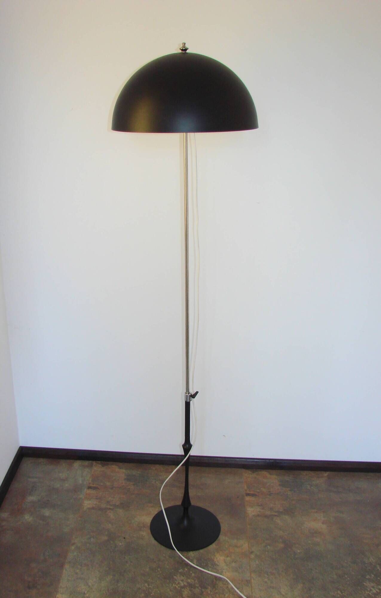 Une lampe de sol Vitra T25 des années 1970.