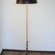 Une lampe de sol Vitra T25 des années 1970.
