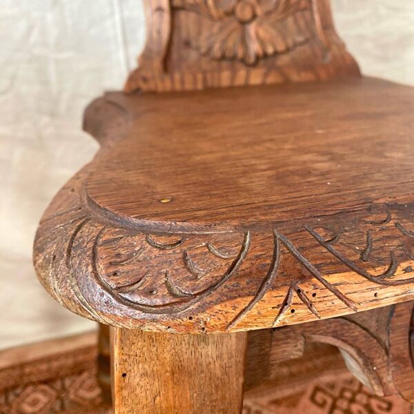 Chaise ancienne alsacienne en bois sculpté