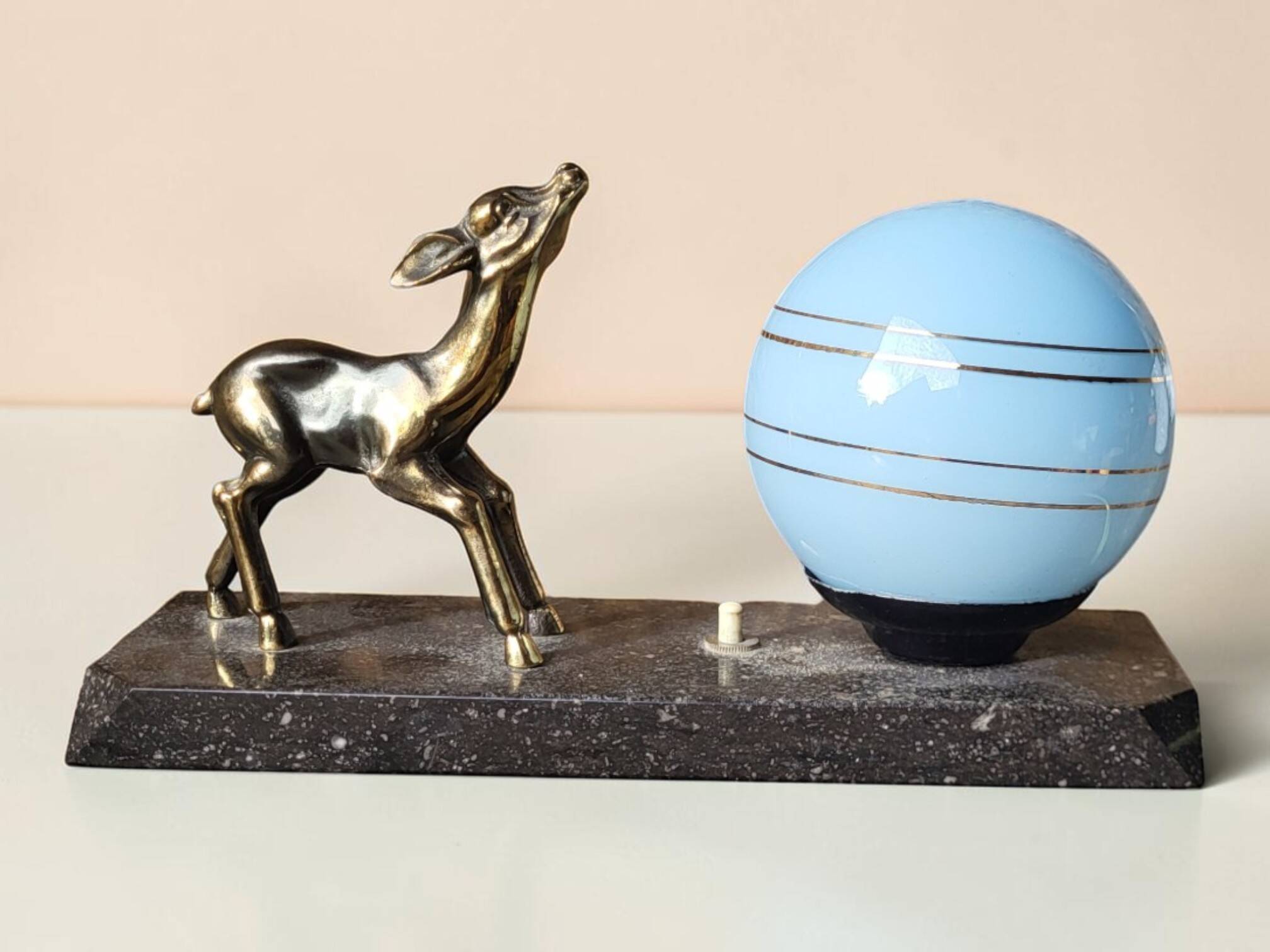 Lampe veilleuse Art Déco au faon, 1930