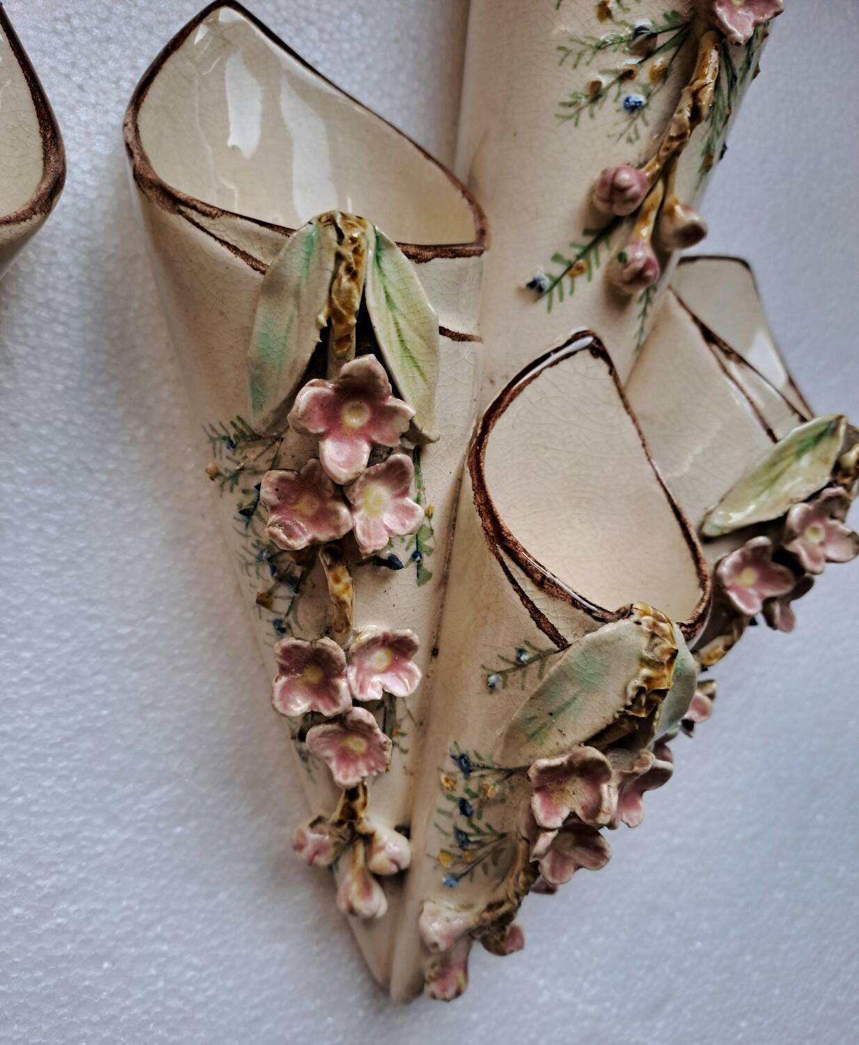 Paire de bouquetiéres en barbotine