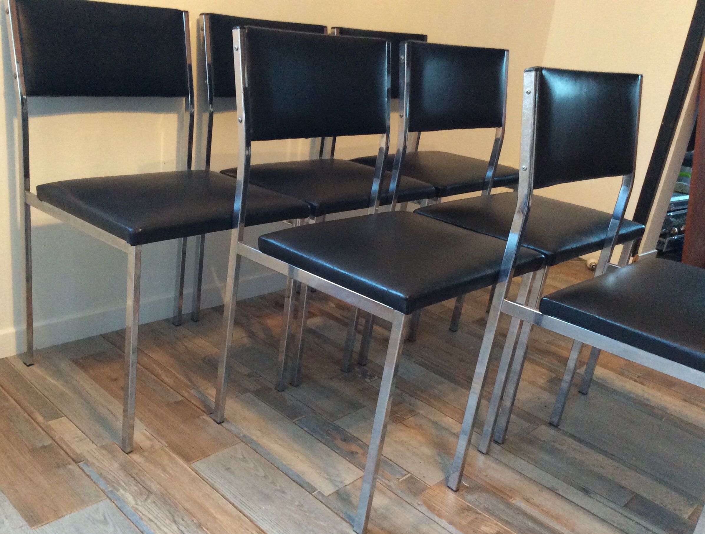 Set de 6 chaises vintage 70 piétement chrome assise Skaï noir