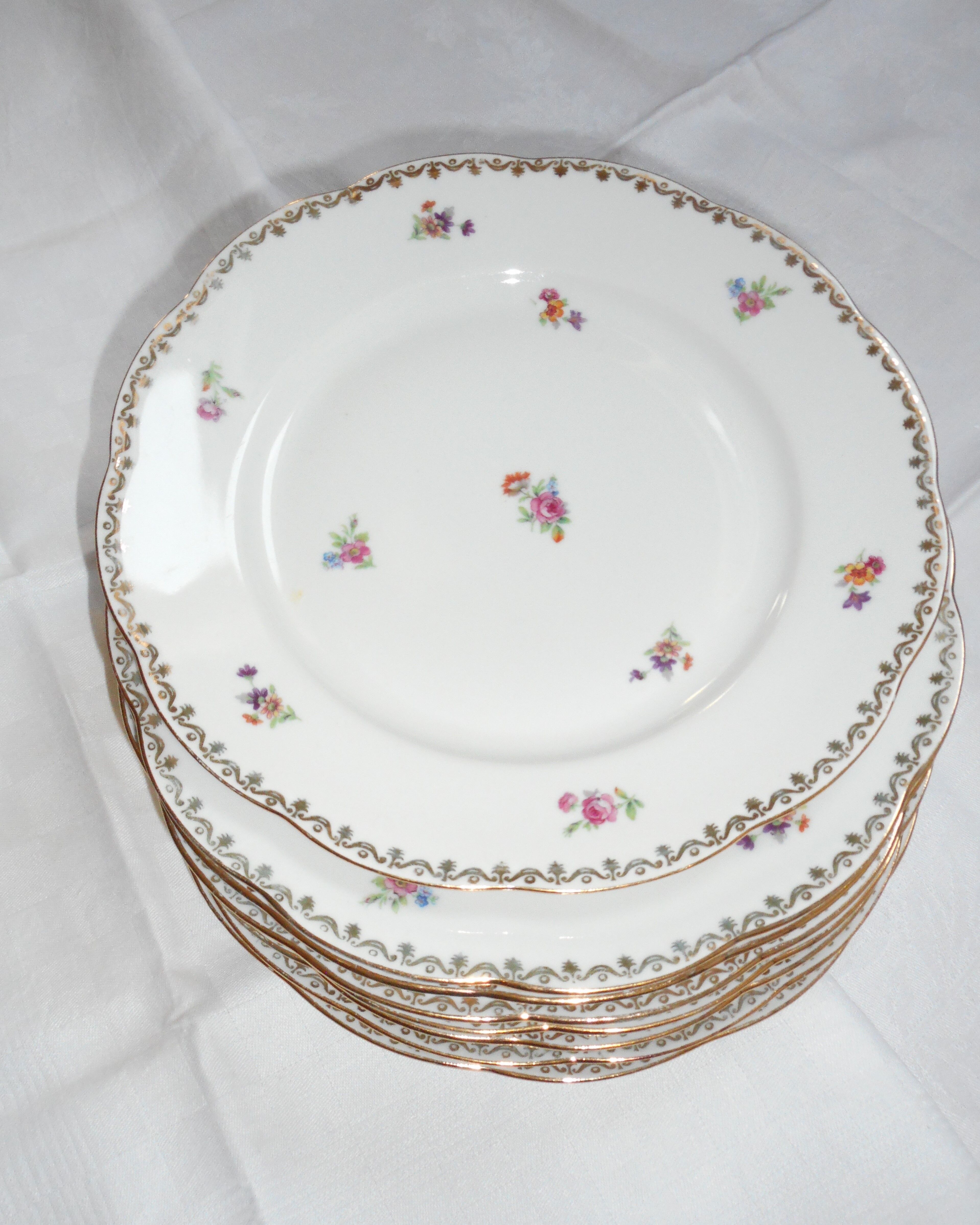 8 plates and a dish in porcelain decorated small flowers