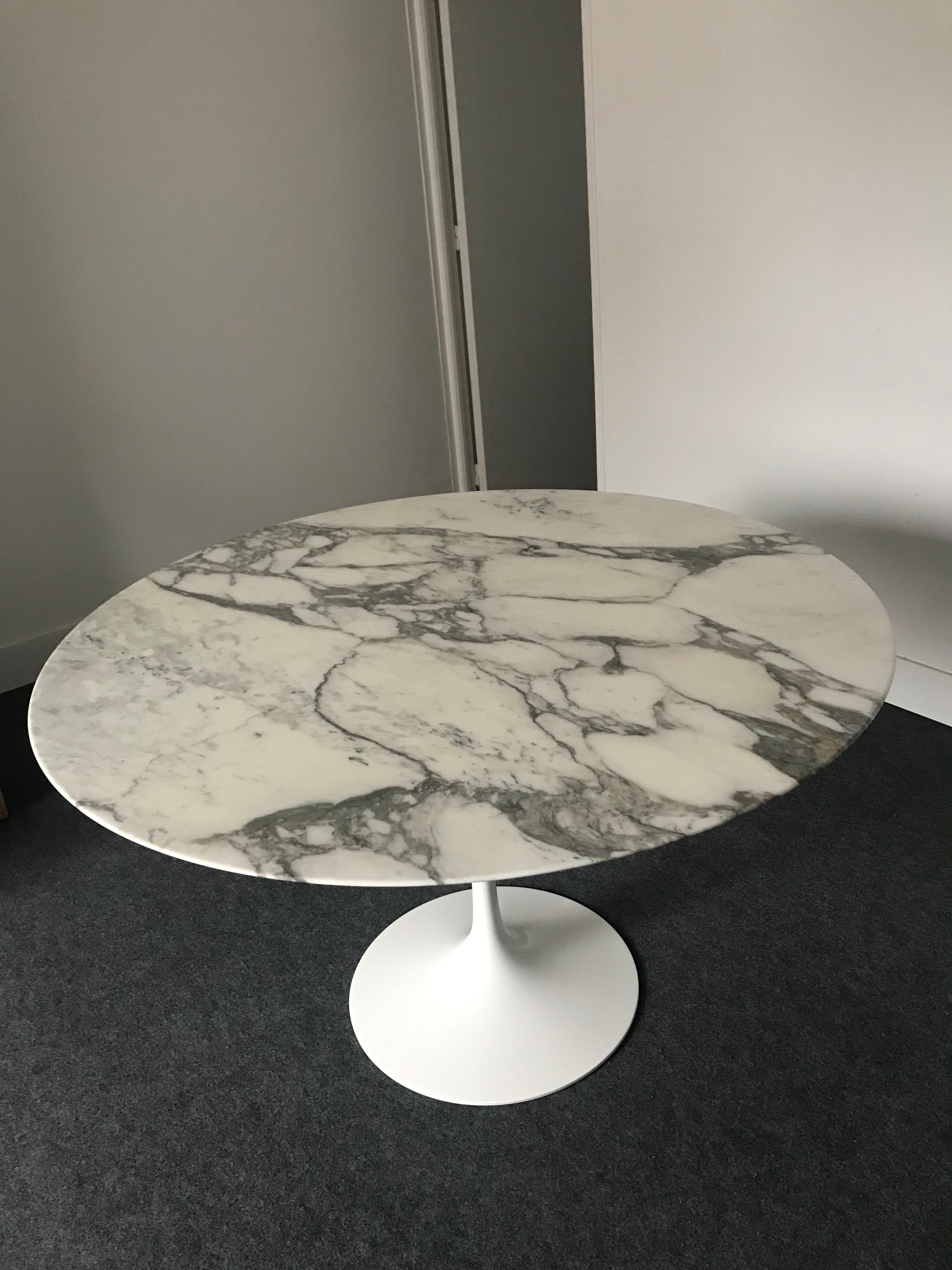 Tulip table by Eero Saarinen, Knoll edition