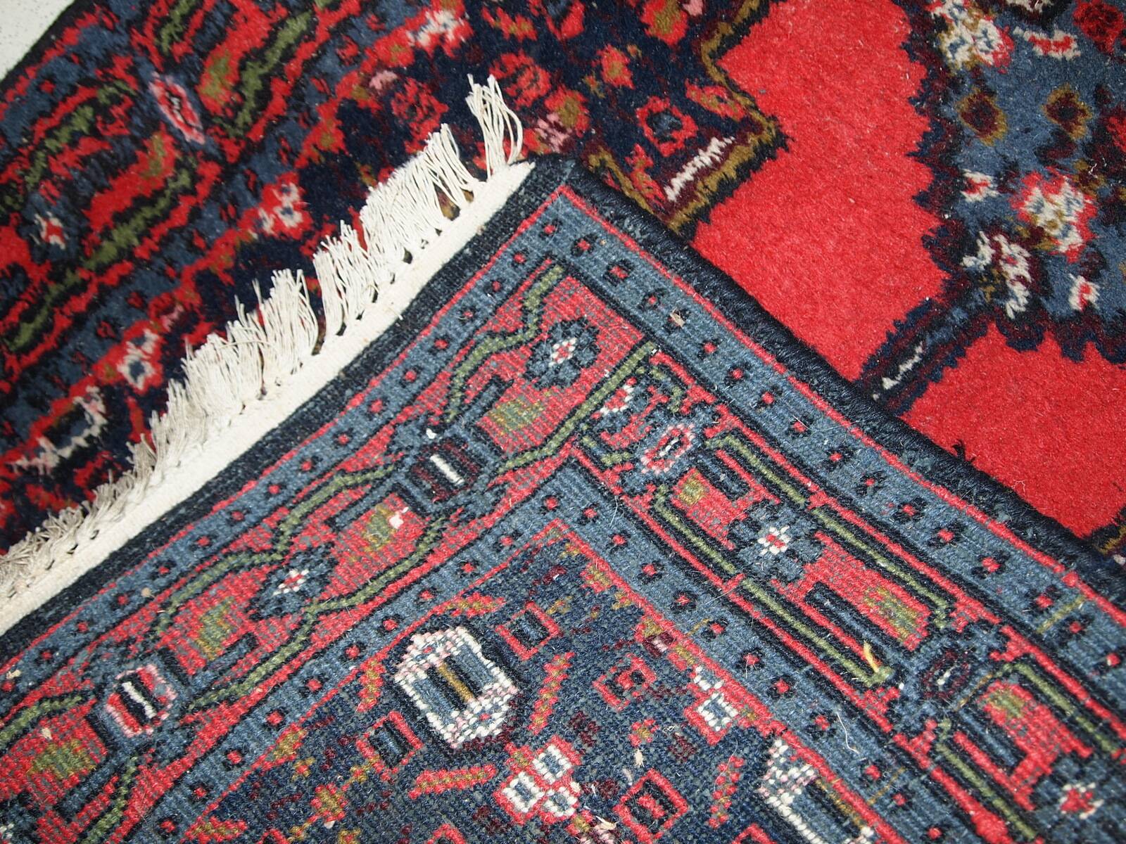 Tapis vintage fait main Hamadan en laine rouge vif (69cm x 136cm) – 1970s