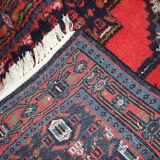 Tapis vintage fait main Hamadan en laine rouge vif (69cm x 136cm) – 1970s