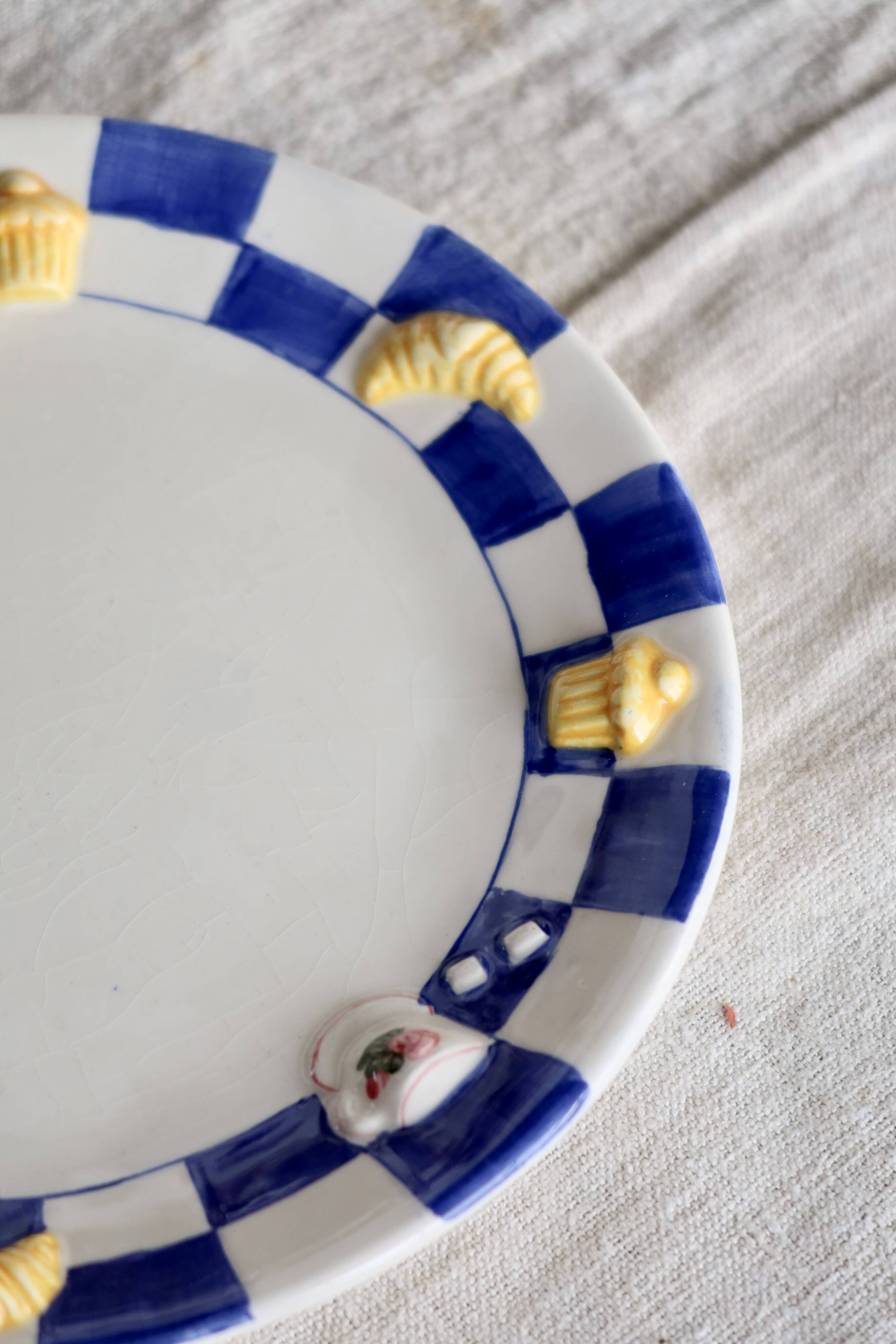 2 assiettes à dessert vintage en barbotine décor petit déjeuner