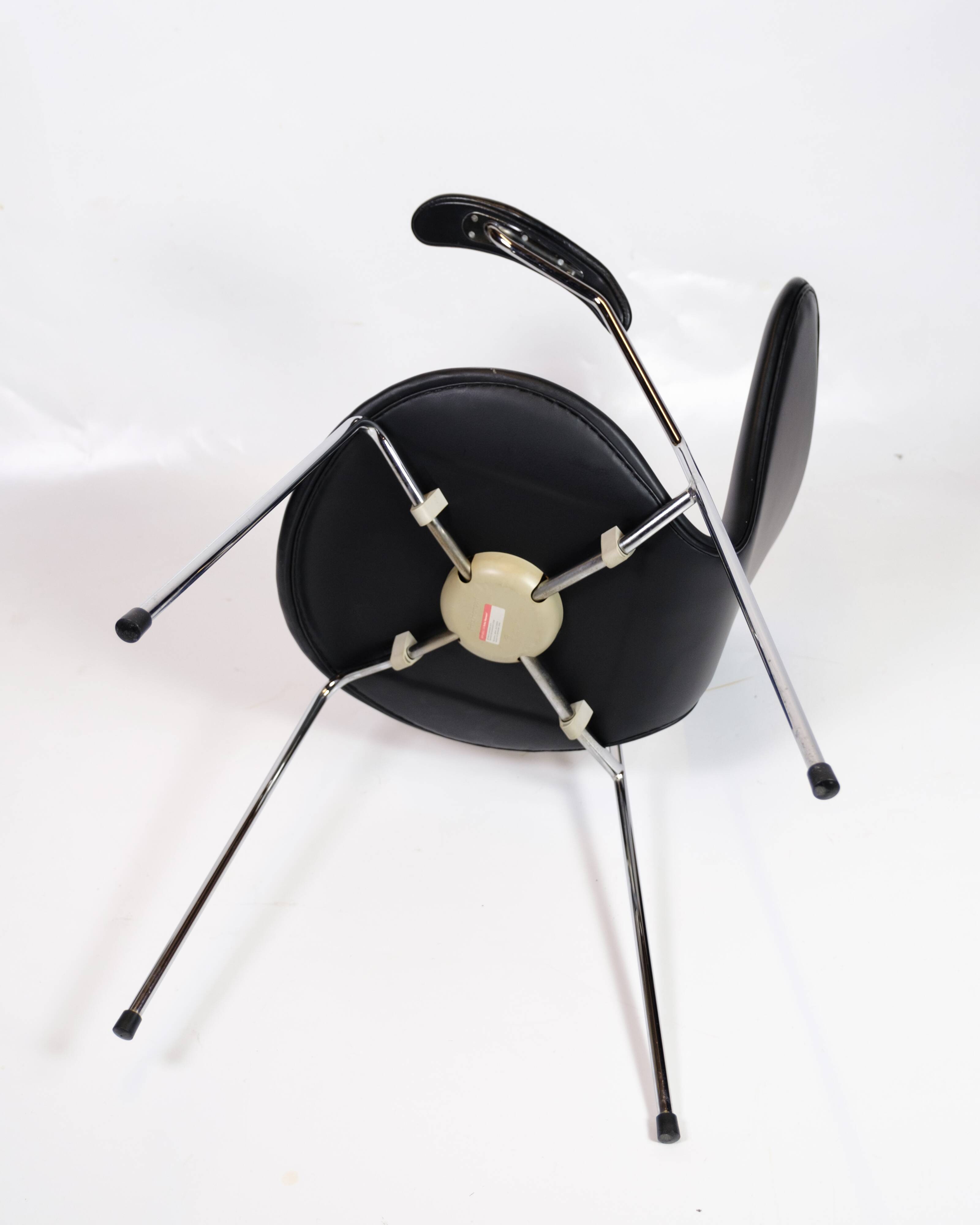 Seven Chair With Arms Model 3207 Made In Black Leather By Arne Jacobsen For Fritz Hansen