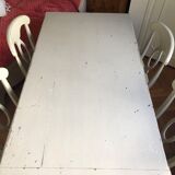 Table with solid wooden scallops and 4 chairs