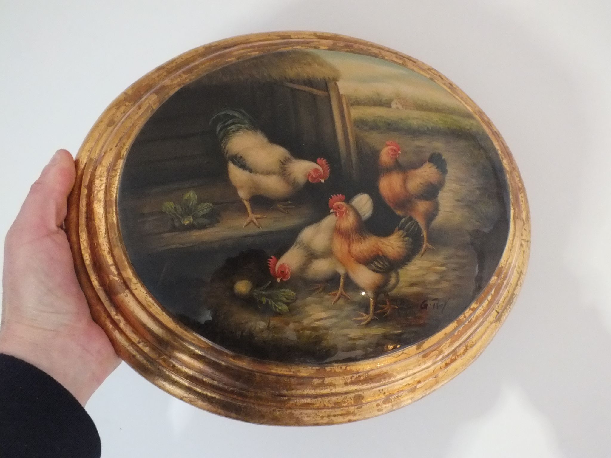 Panneau médaillon peint et vernis décor poules, coqs signé G.Roy