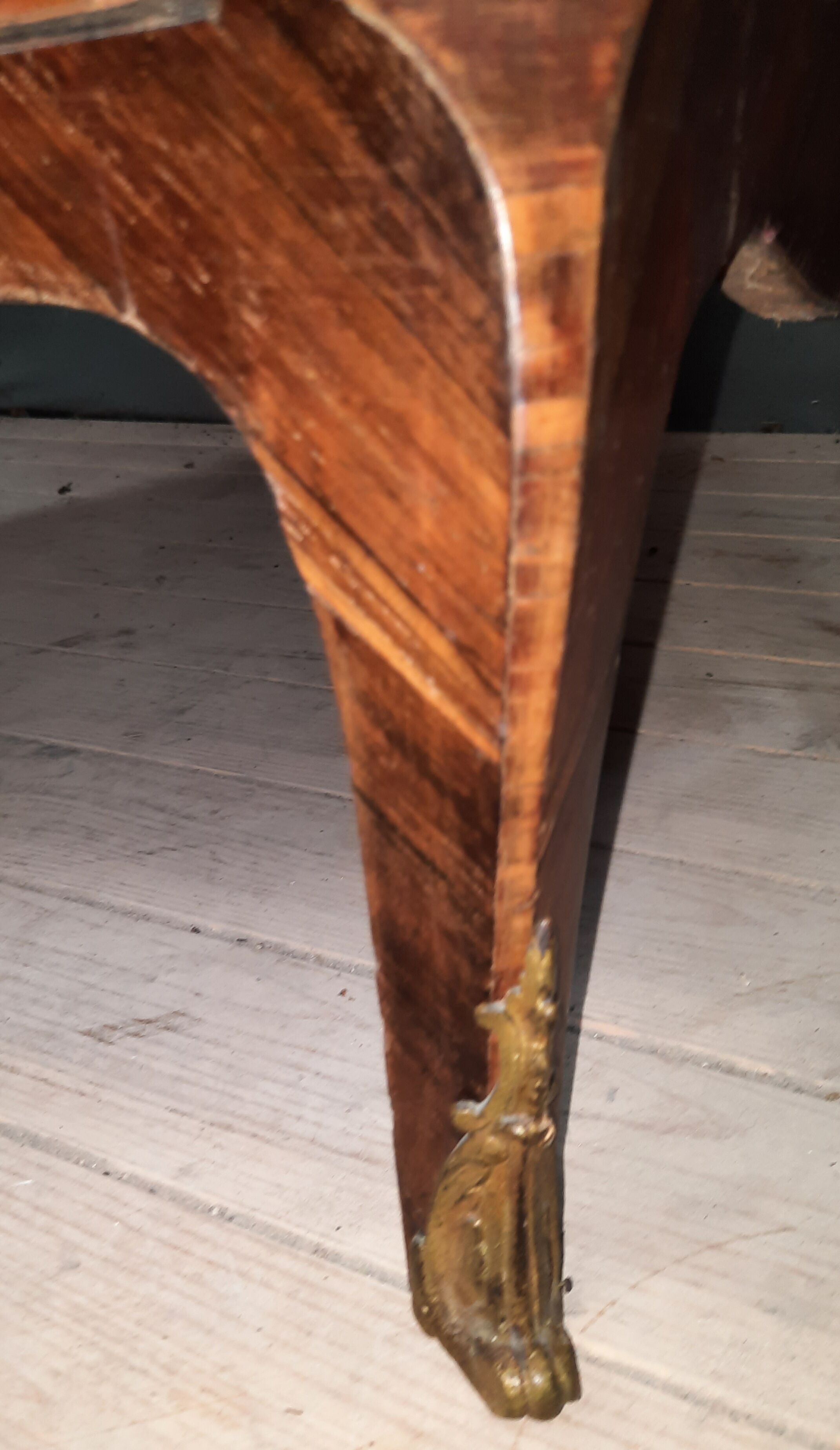 Louis xv showcase with a marble door