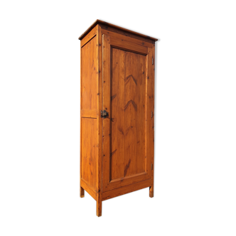 Pine cap / wardrobe a door / cloakroom / wardrobe