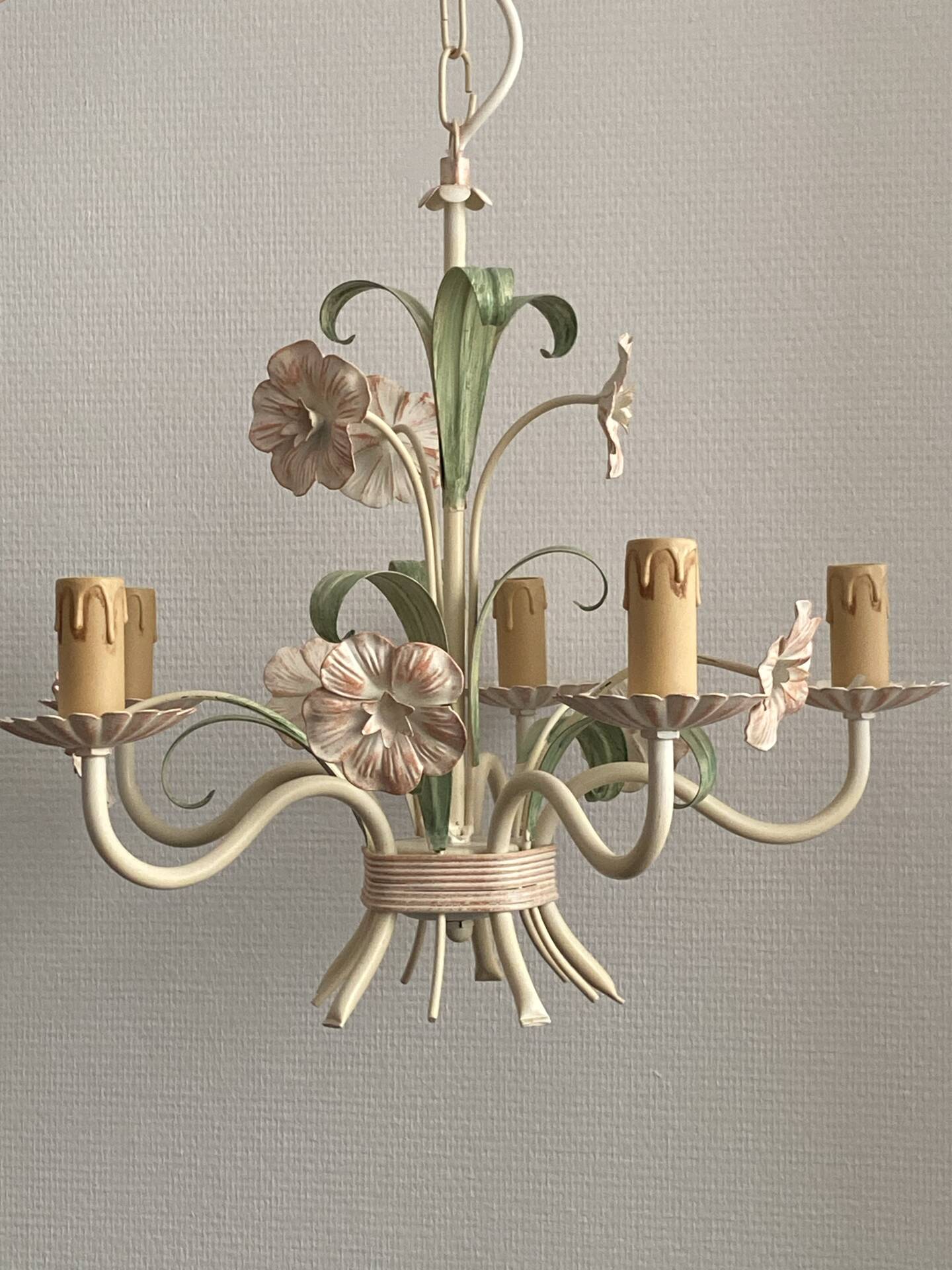 Five-branch enamelled metal chandelier with pink flower decoration.