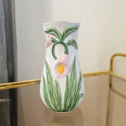 Vase in slipware with Arum flowers
