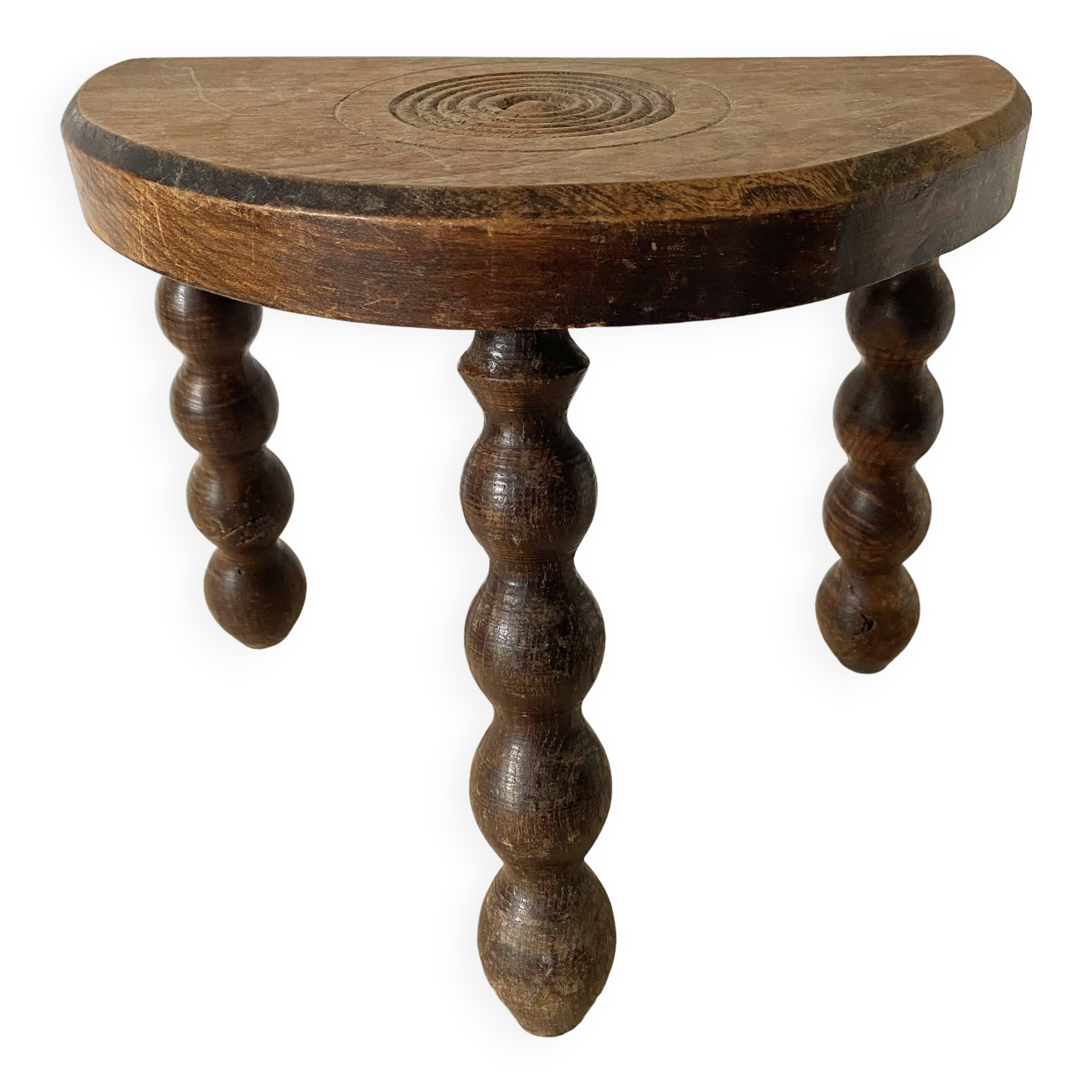 Tabouret tripode en bois sculpté, assise demi lune