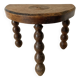 Tabouret tripode en bois sculpté, assise demi lune