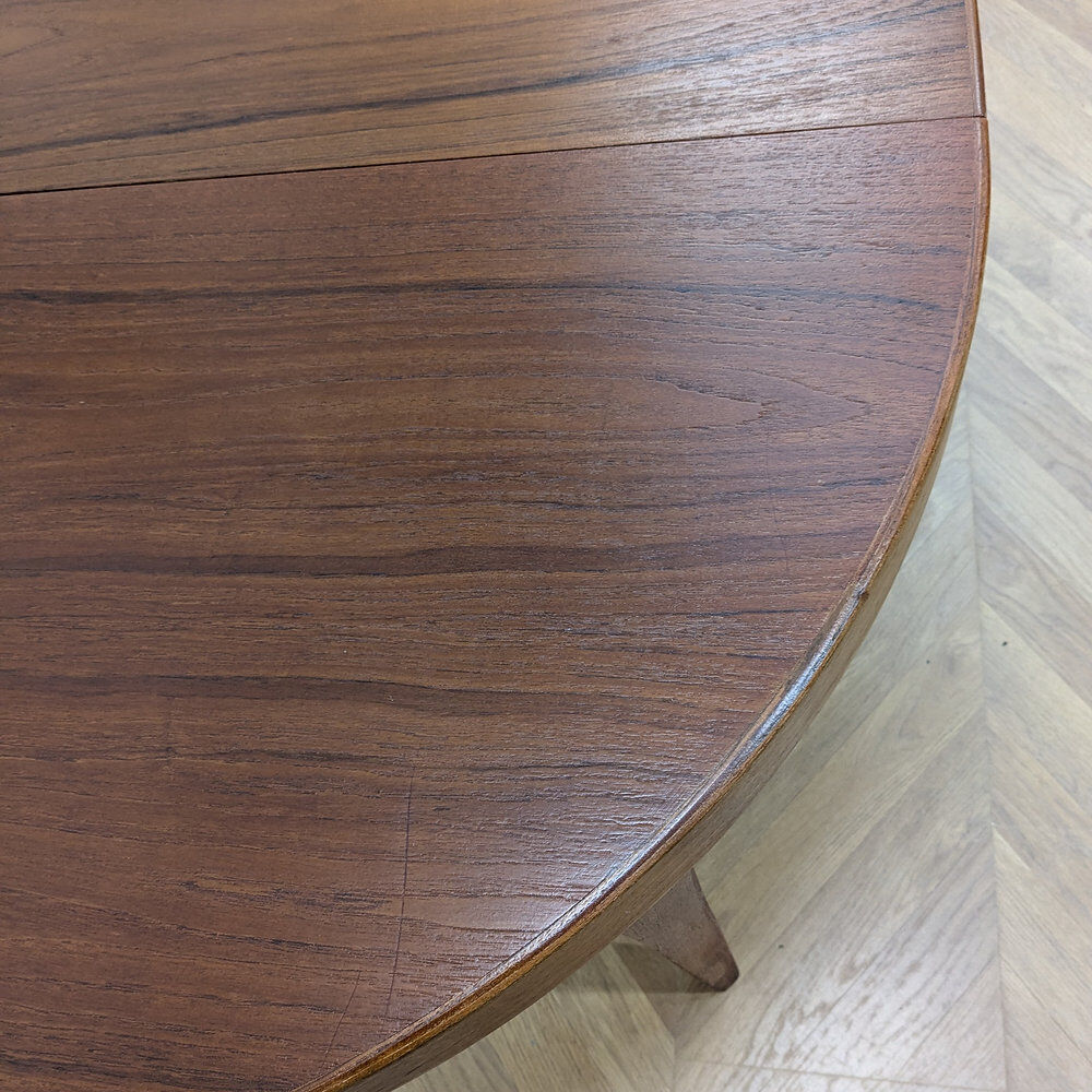 Round Scandinavian table with extensions