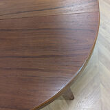Round Scandinavian table with extensions