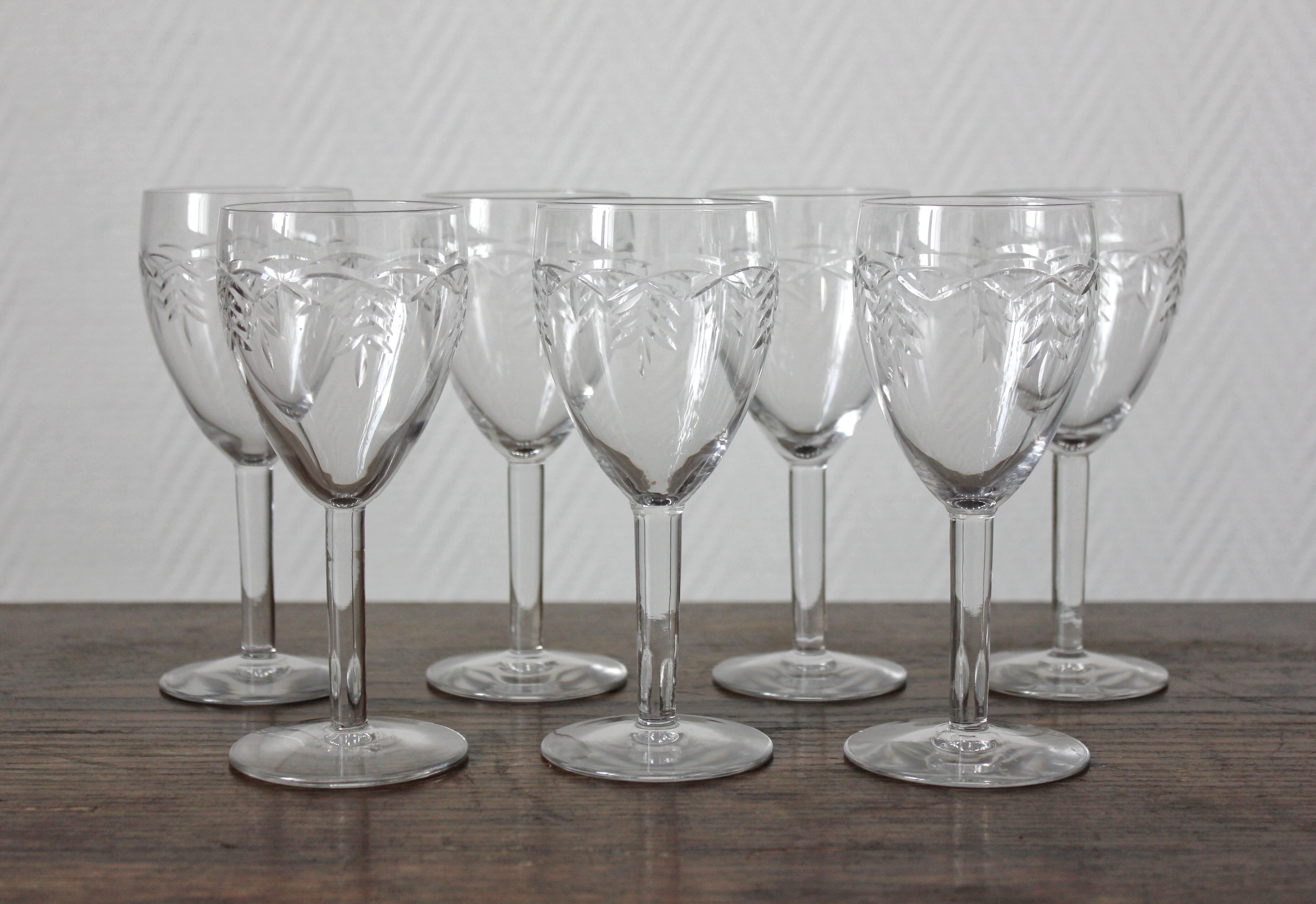 7 white wine glasses in crystal engraved with a vintage frieze