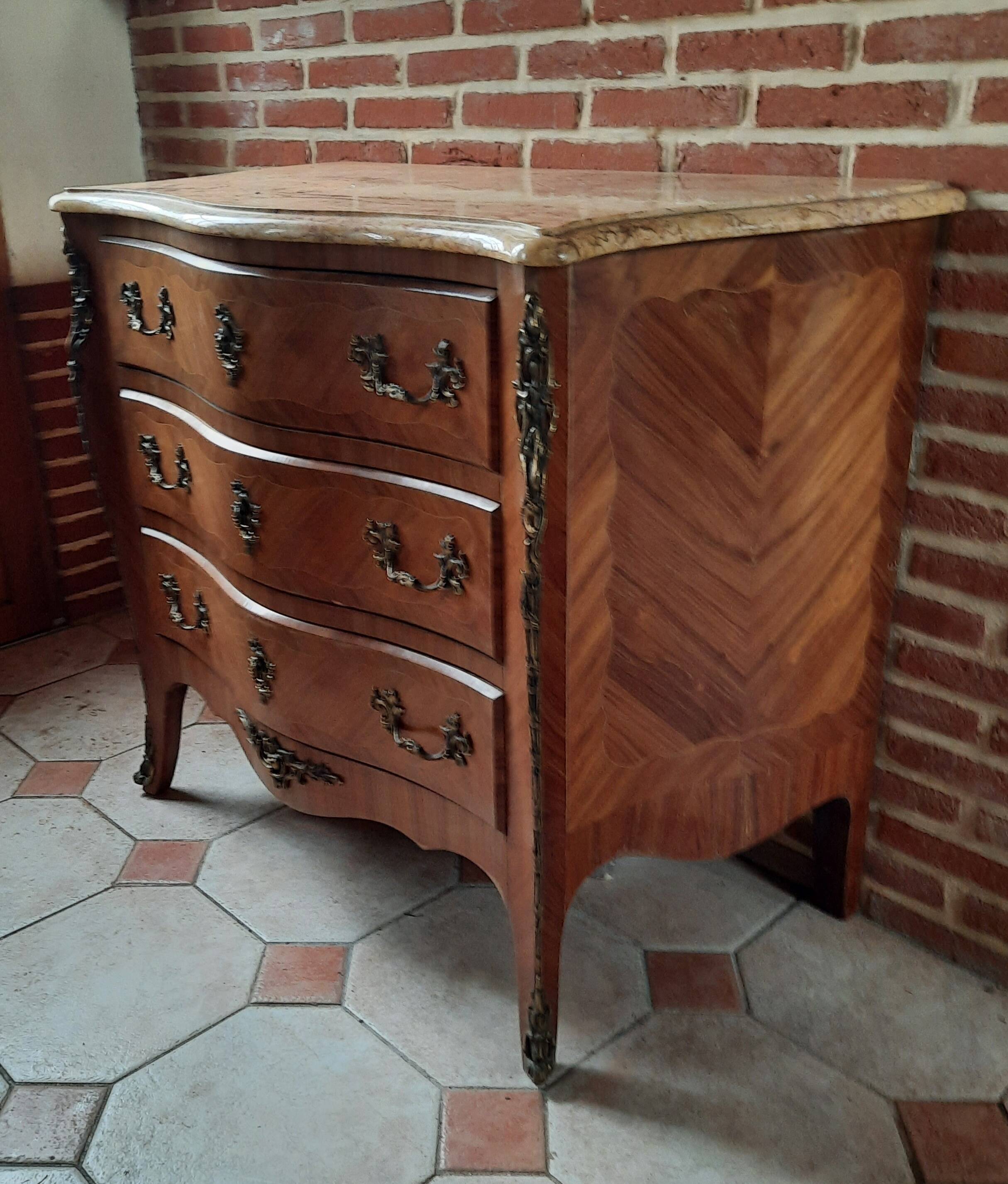 Commode style Louis XV en bois de rose