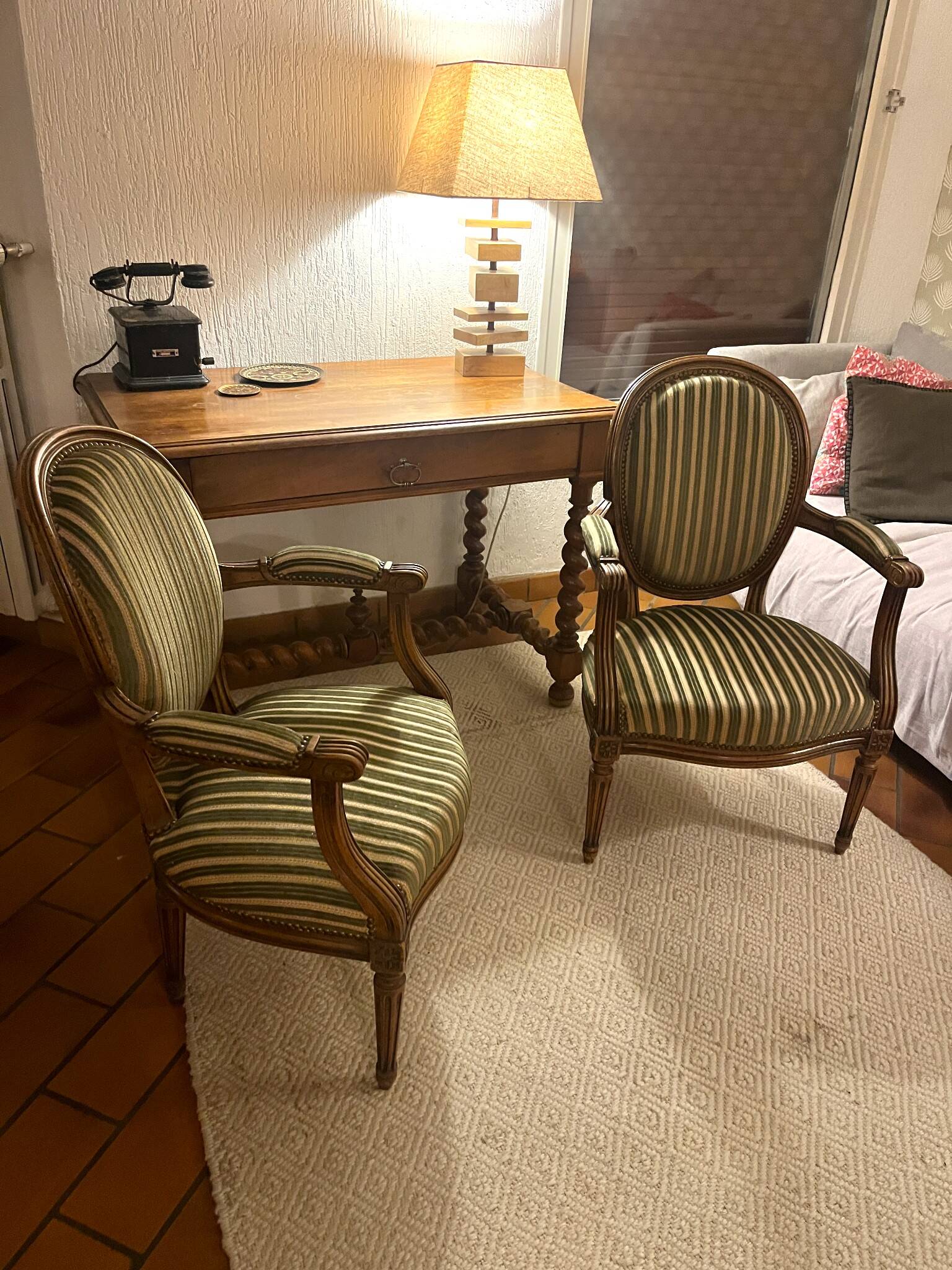 Paire fauteuils bergères style Louis XVI