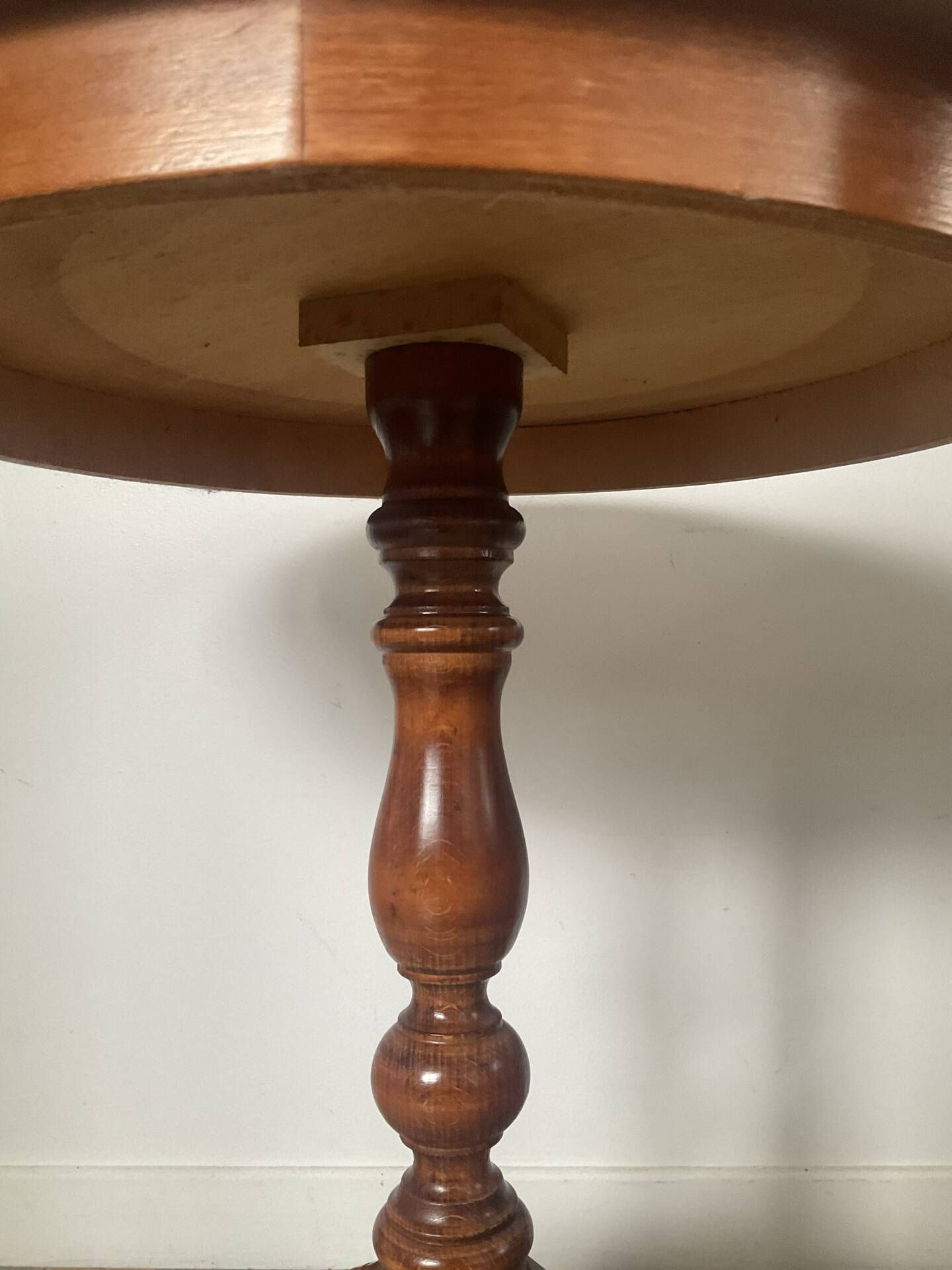 Side table or end table in solid wood with marquetry top.