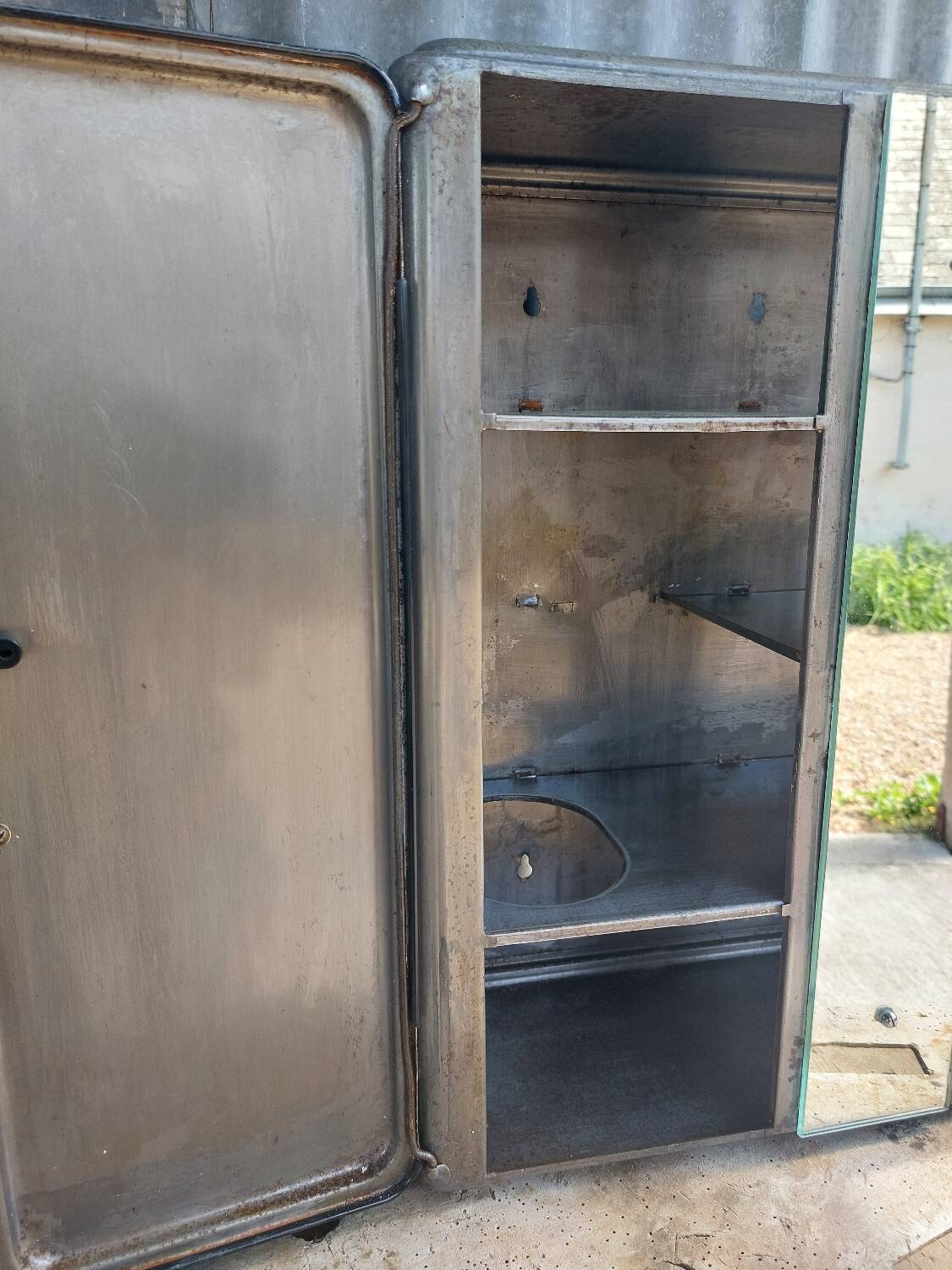 Metal wall-mounted cabinet