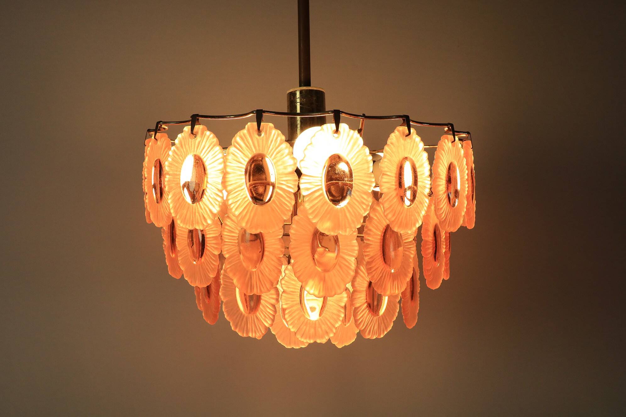 Chandelier vintage des années 70 avec 51 médaillons en verre rose, 37 cm