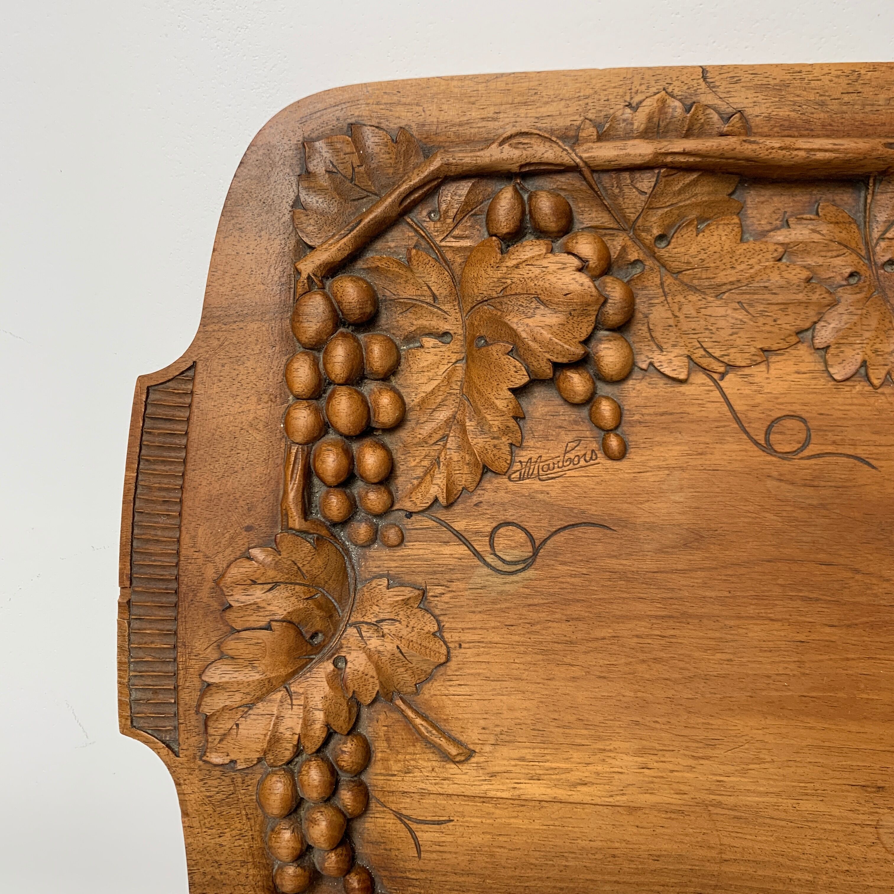 Scuplté wooden top in Art Nouveau Style Marbois