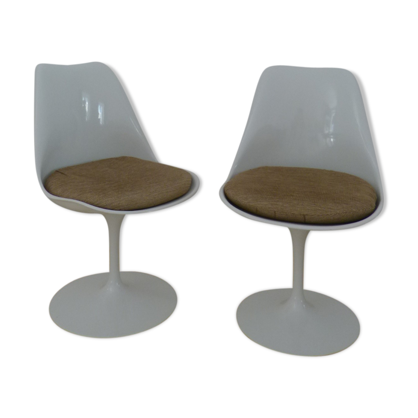 2 Tulip chairs by Eero Saarinen for Knoll International