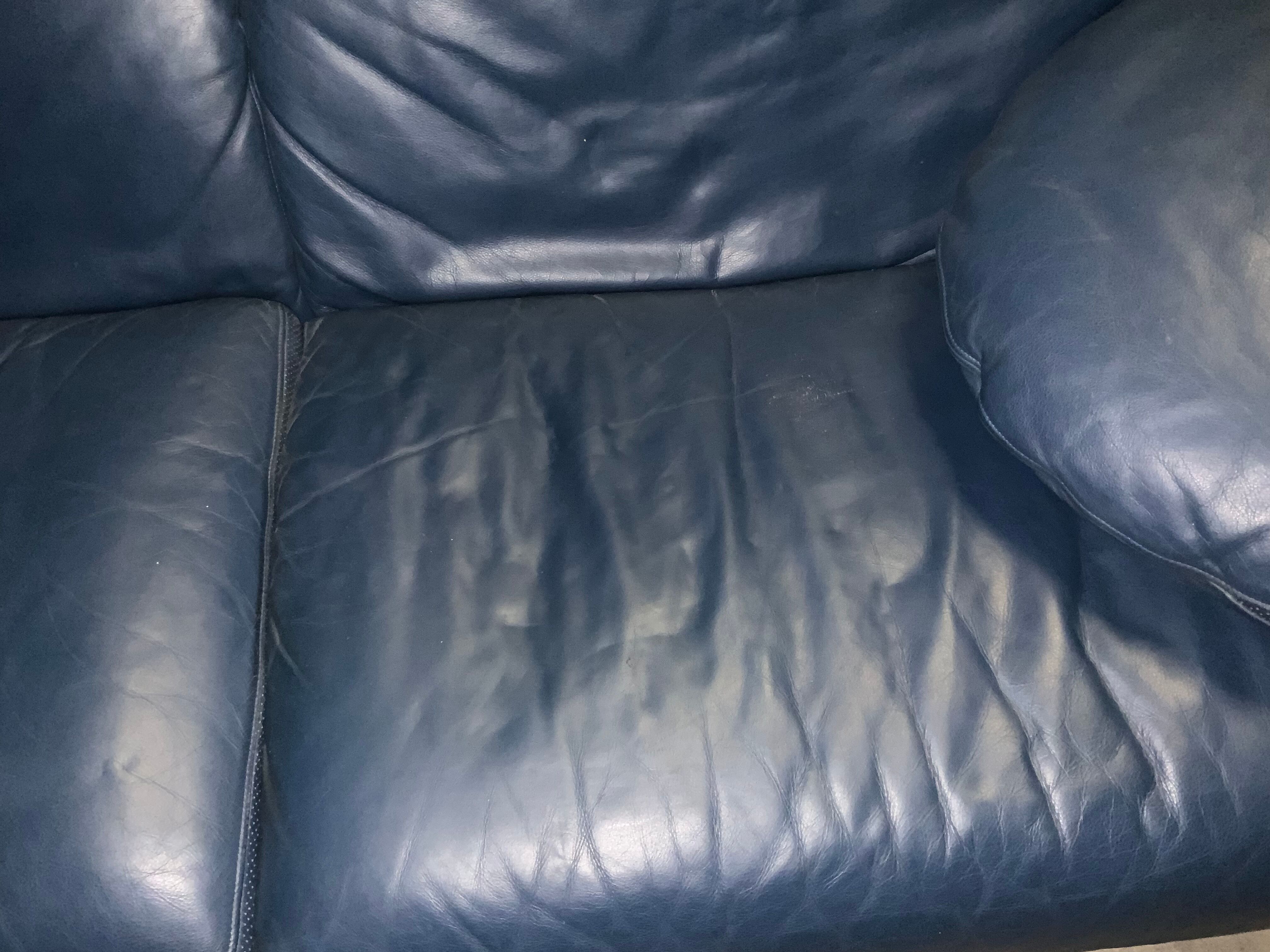 Paolo Piva's Italian leather sofa with rotating round glass shelves, 1980