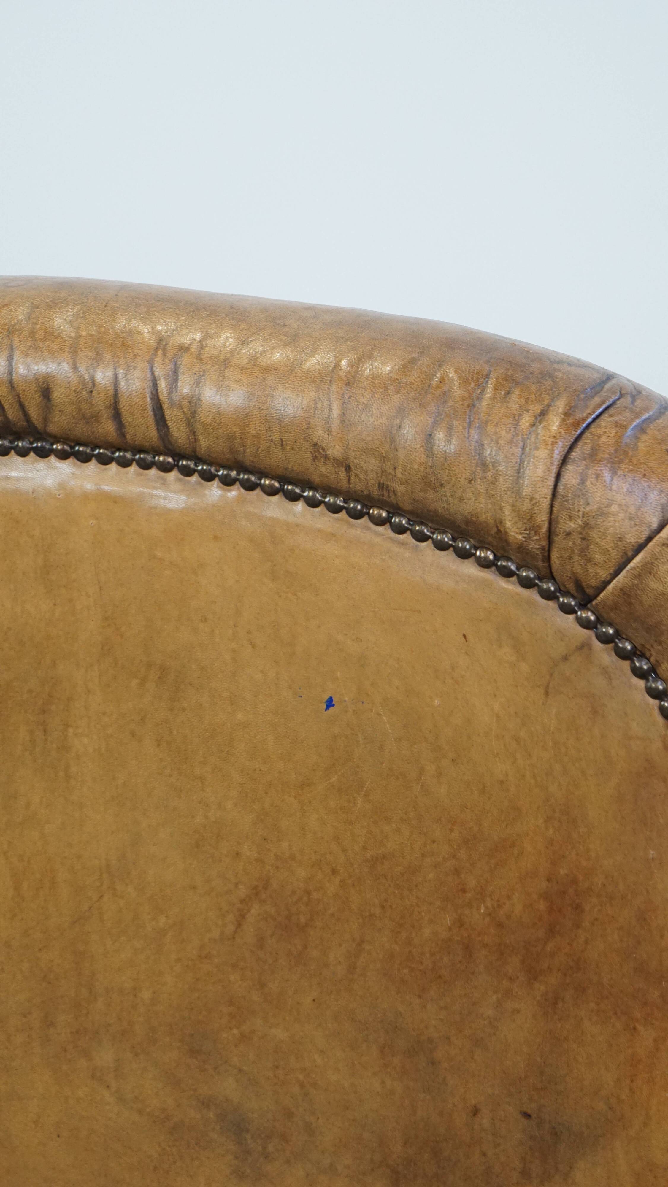 Fauteuil ancien en cuir de mouton
