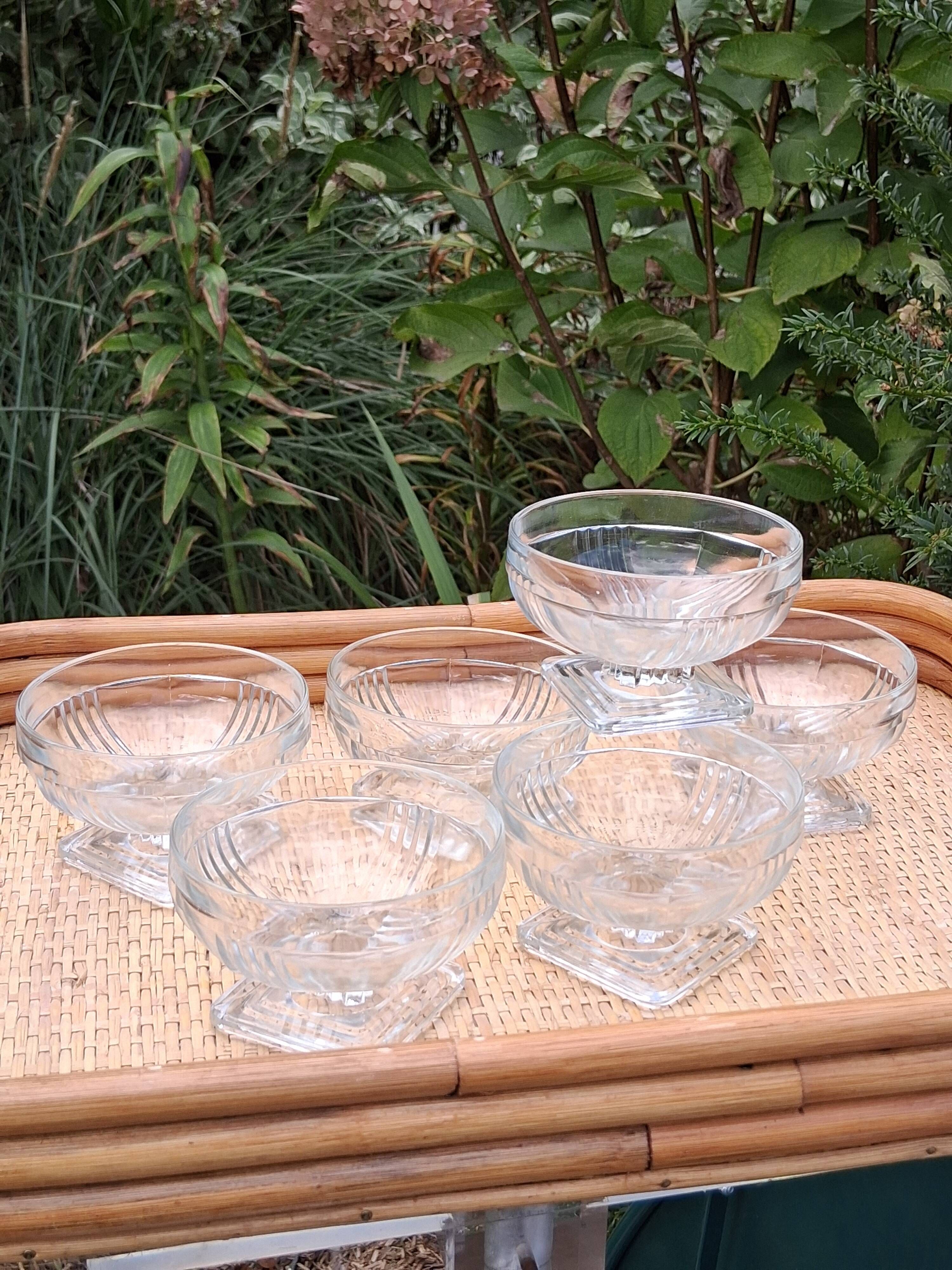 Set of 6 glass ice cream bowls or similar in Art Deco style in very good condition.