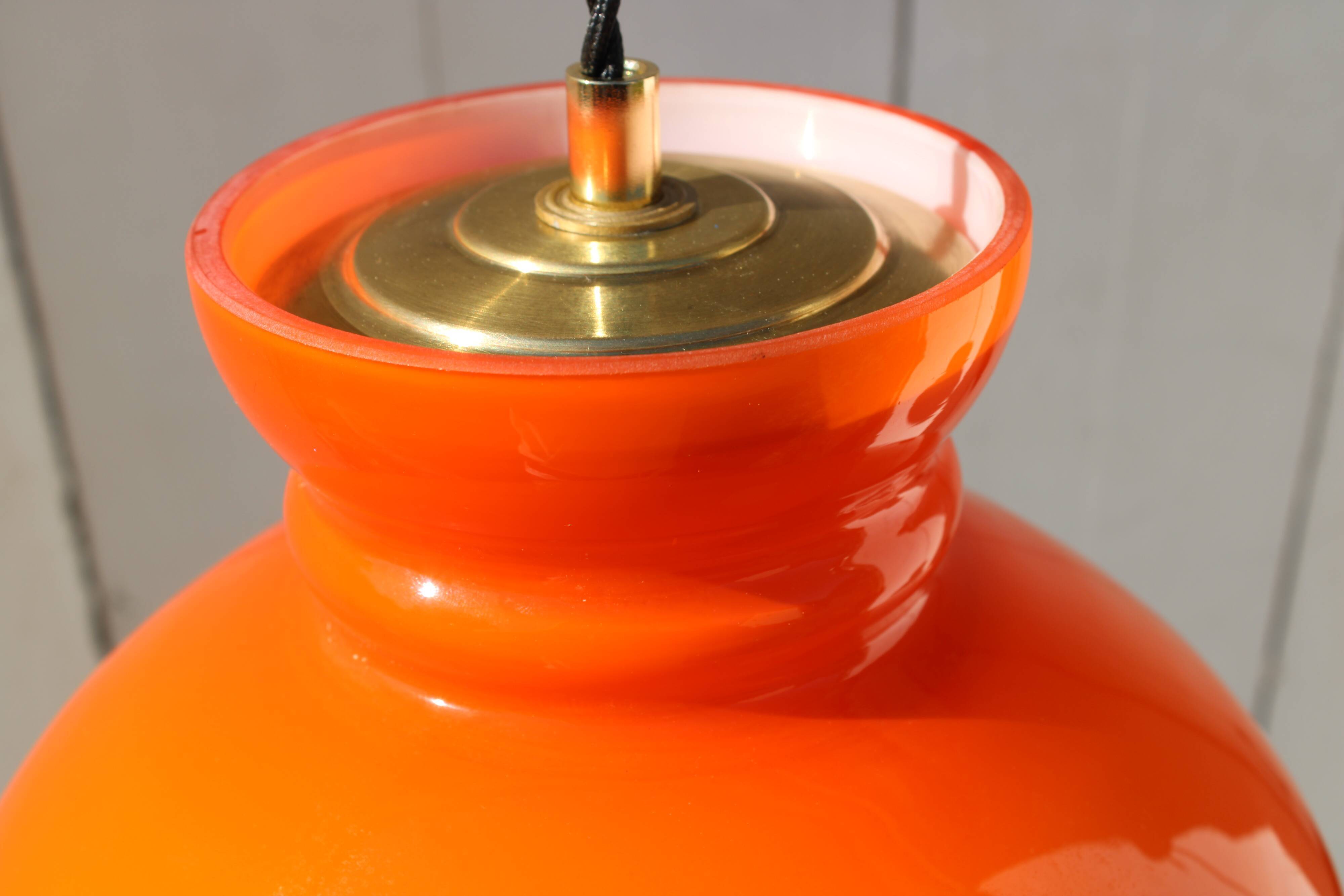 Suspension in orange opaline