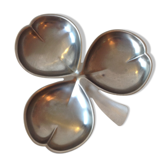 Compartmentalized dish shape clover