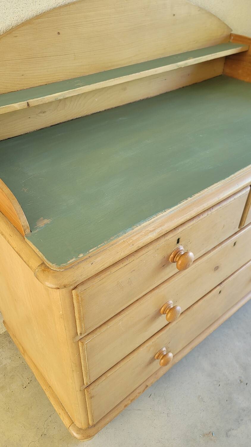 Old Pichpin chest of drawers