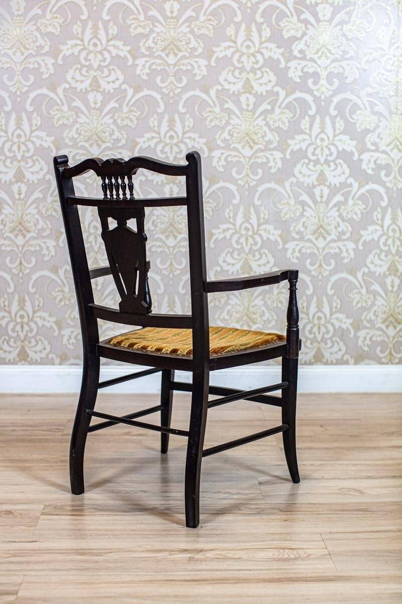 Fauteuil anglais ancien avec dossier décoratif, années 1890.