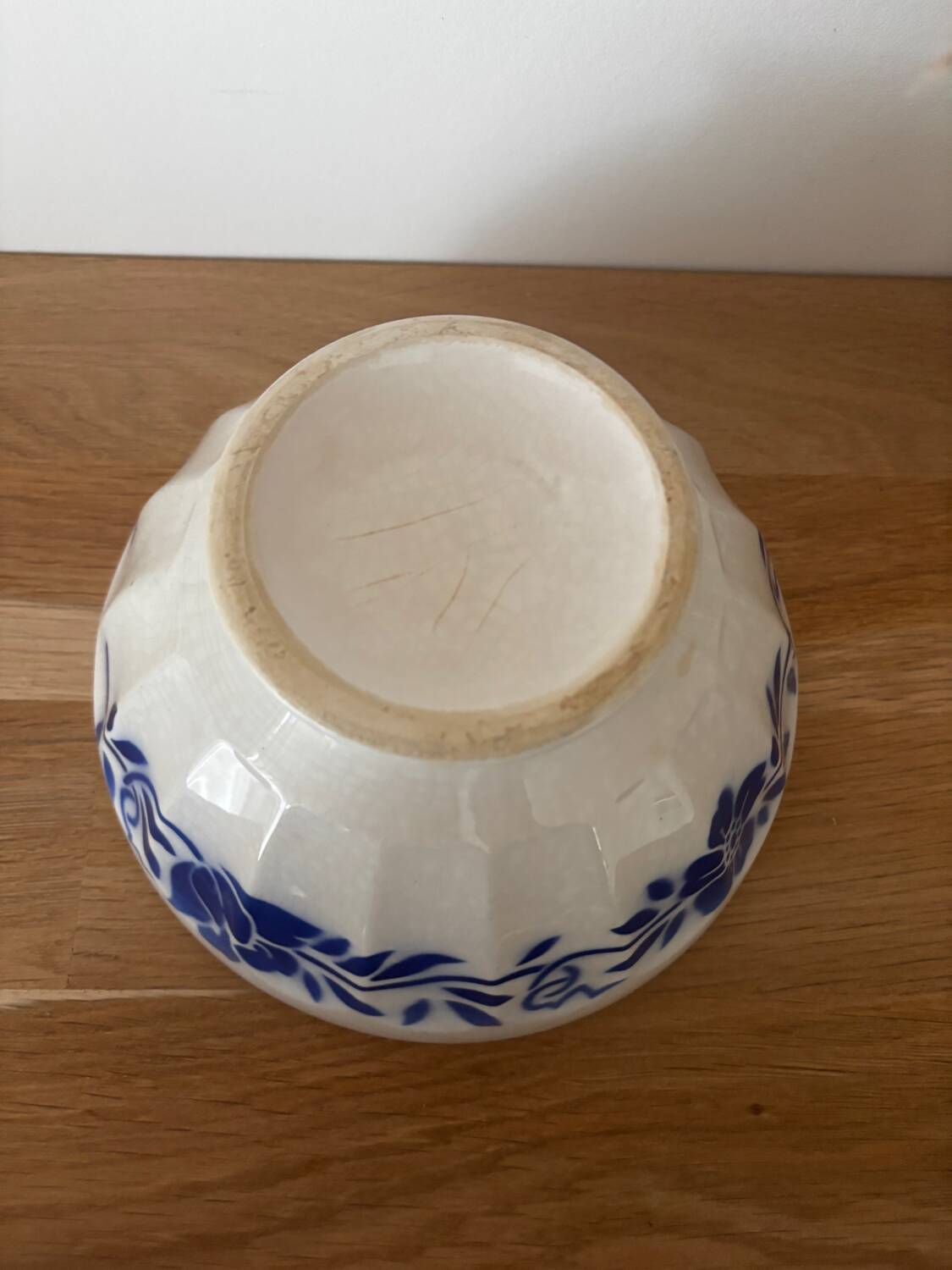 Bol ancien en faïence à décor de fleurs bleues