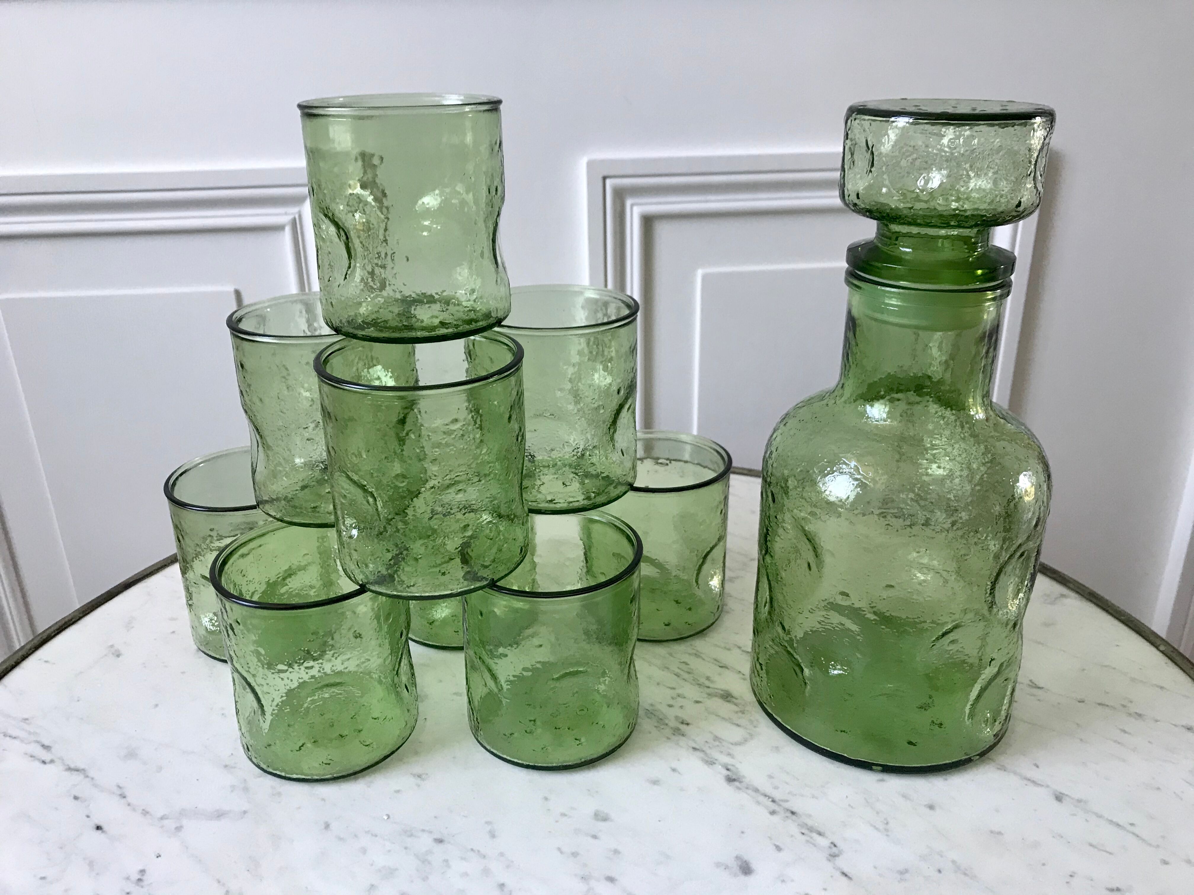 Set of decanter and 9 green glasses in bubbled glass 70s