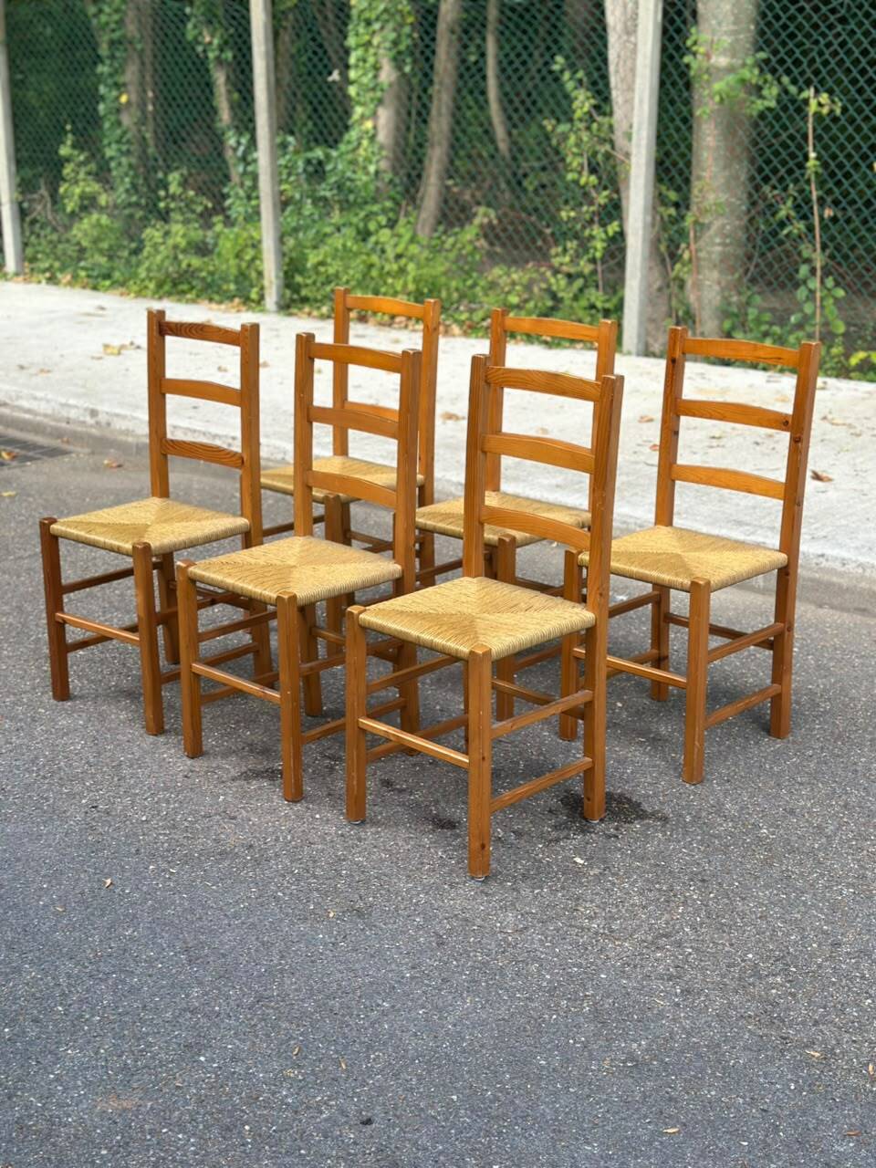 Set of 6 brutalist style chairs in solid pine and woven straw from the 1970s.