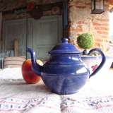 Vintage teapot has 2 cups, enamelled