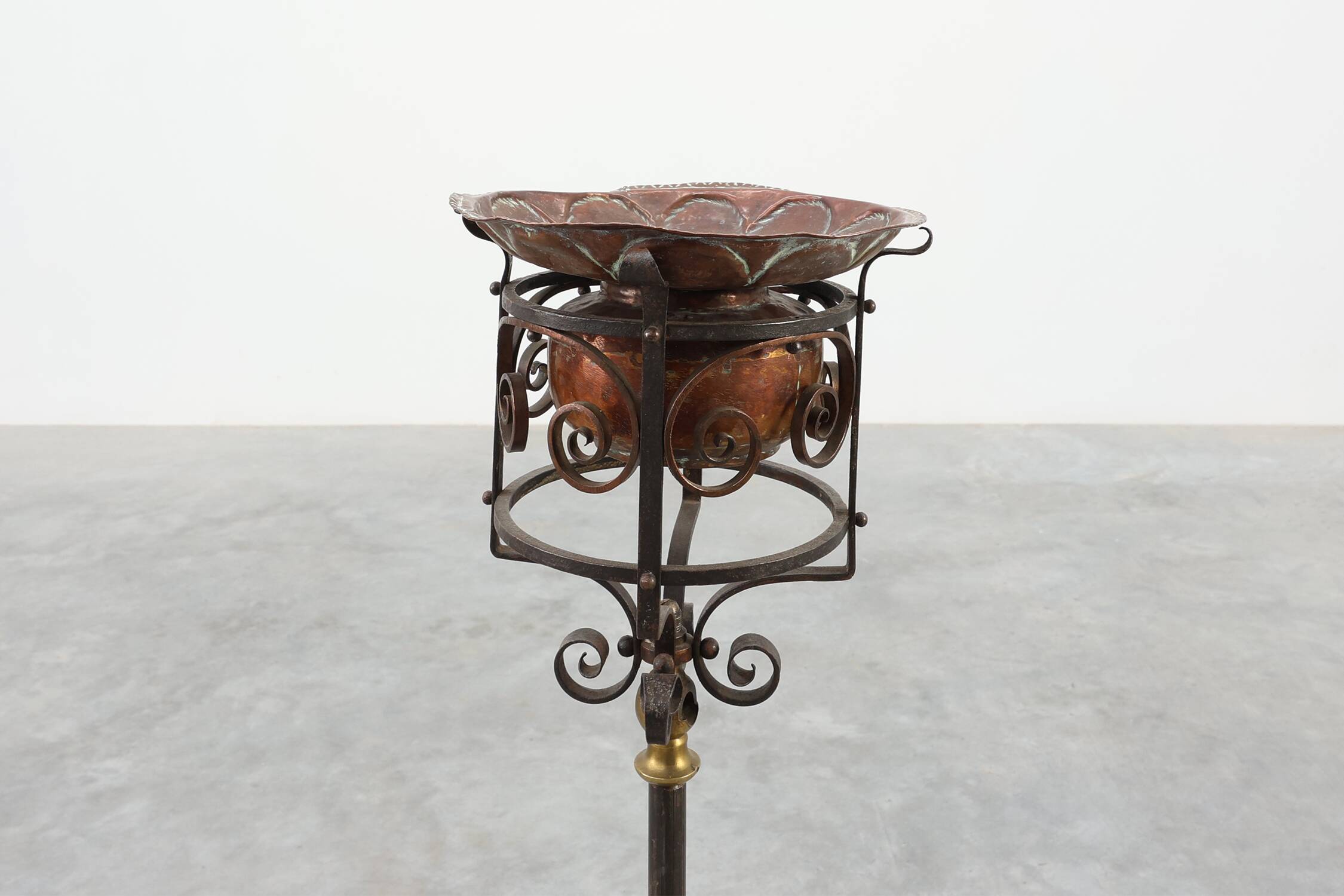 Art Nouveau planter in metal and copper, France ca. 1905