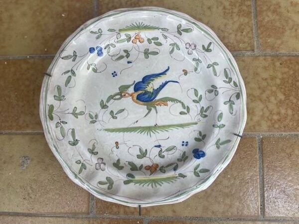 Assiette creuse en faïence de Moustiers décorée d'un oiseau, XIXe
