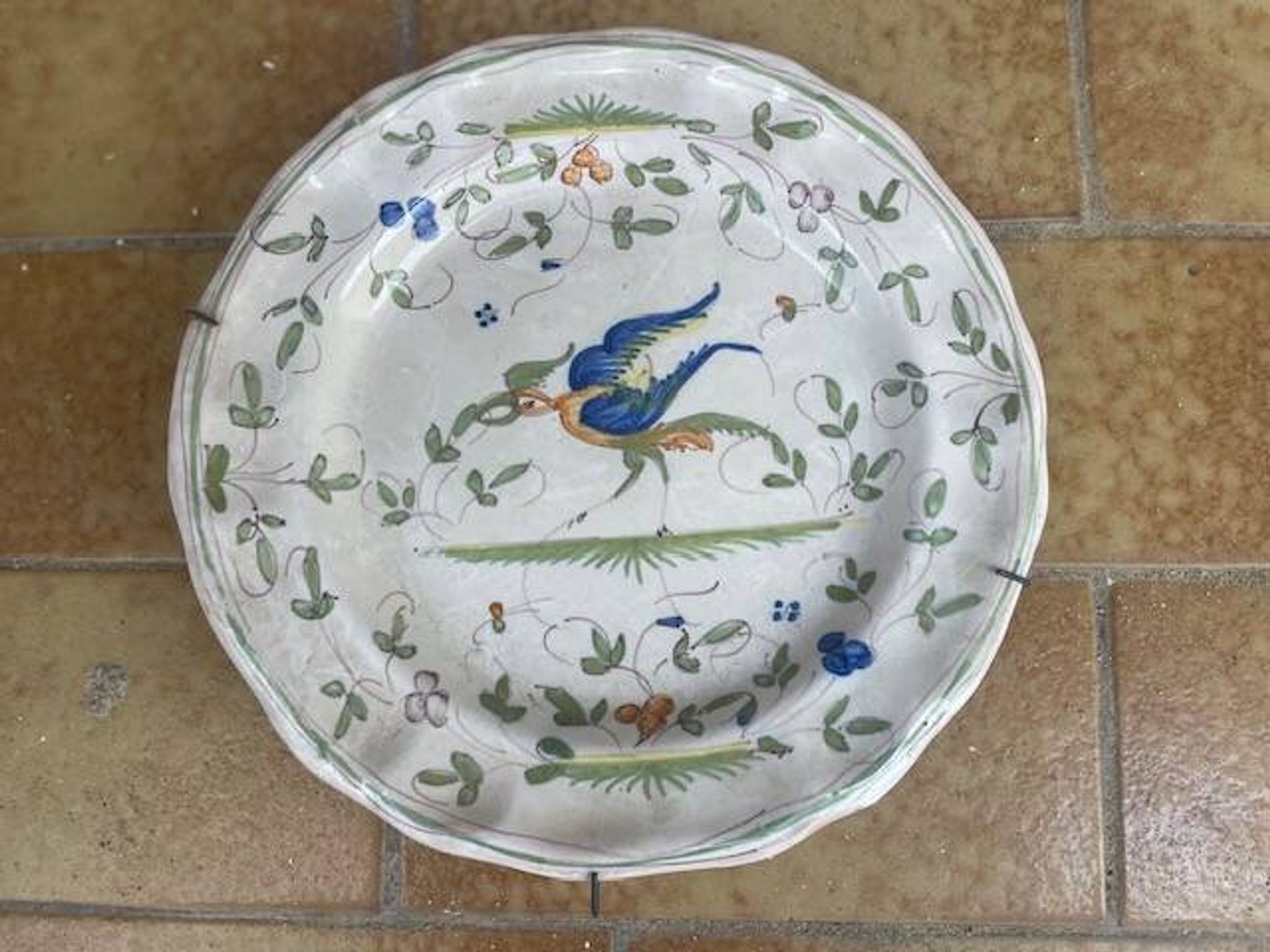 Assiette creuse en faïence de Moustiers décorée d'un oiseau, XIXe