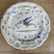 Assiette creuse en faïence de Moustiers décorée d'un oiseau, XIXe