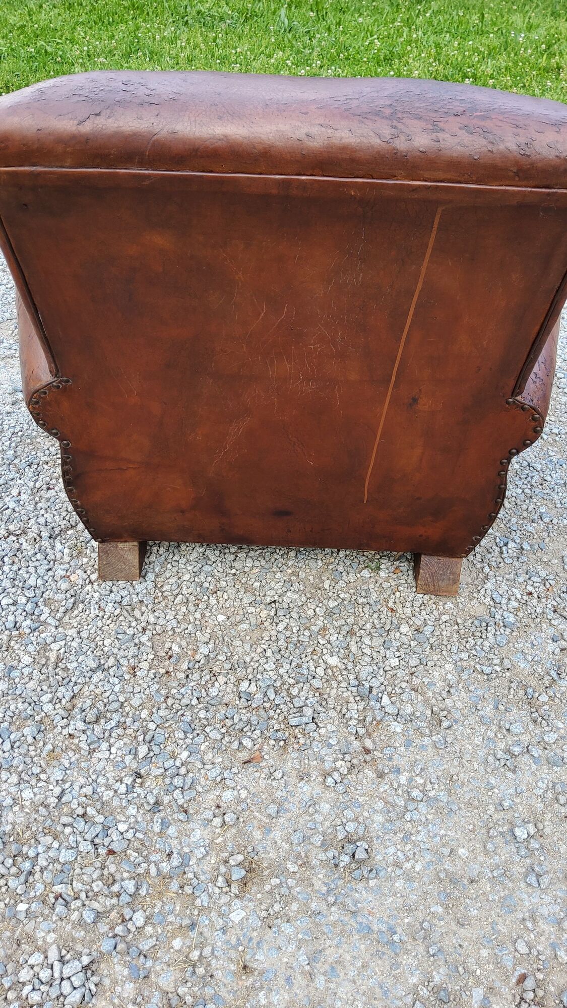 Paire de fauteuils club en cuir brun des années 30