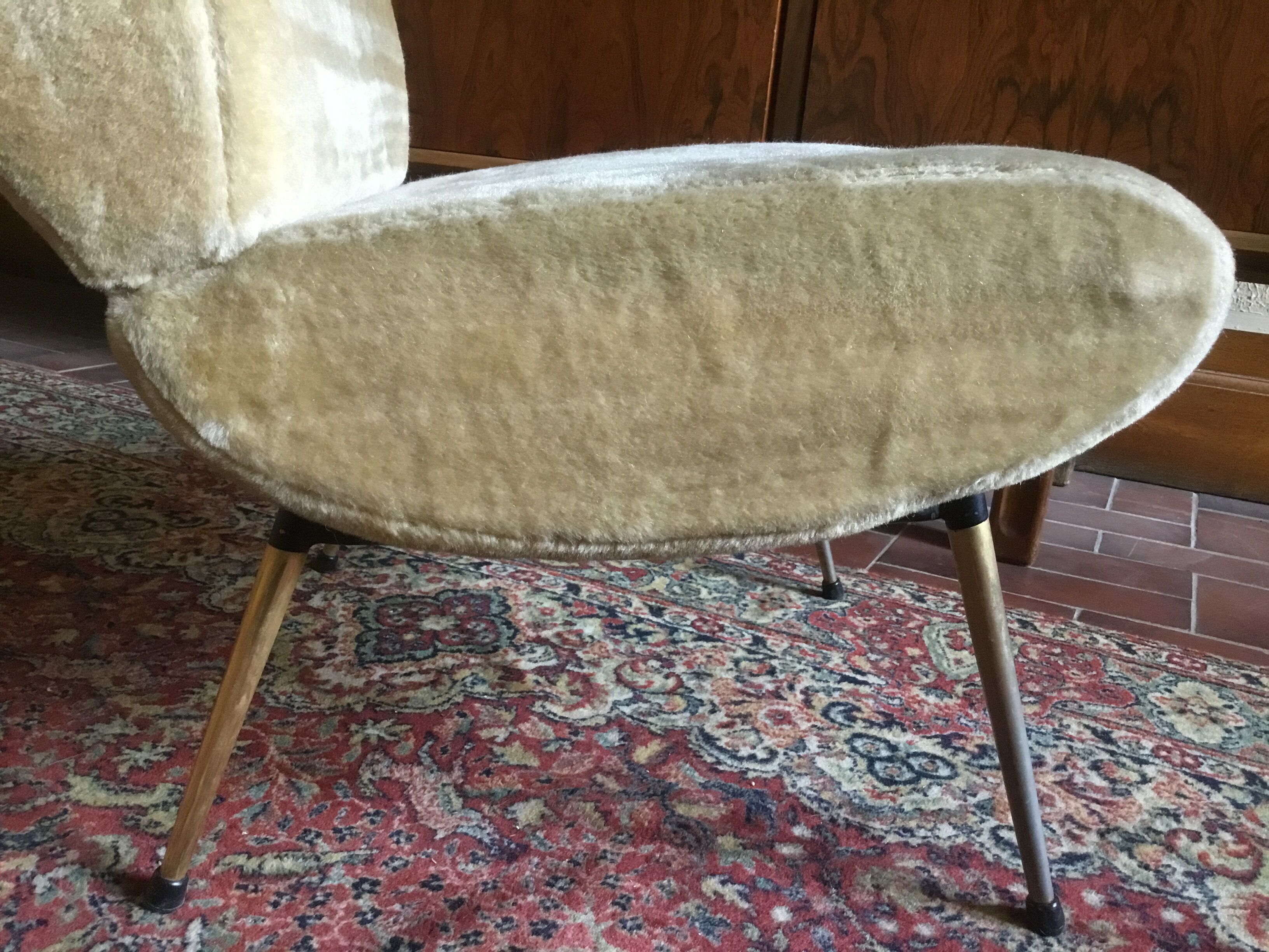 Beige velvet Pelfran Kiss chair