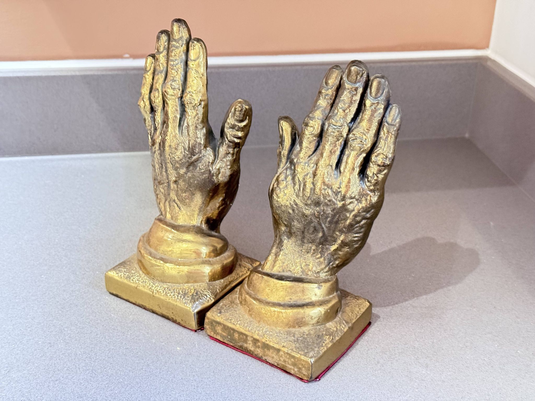 Paire de serre-livres vintage en bronze formant mains en prière dorées