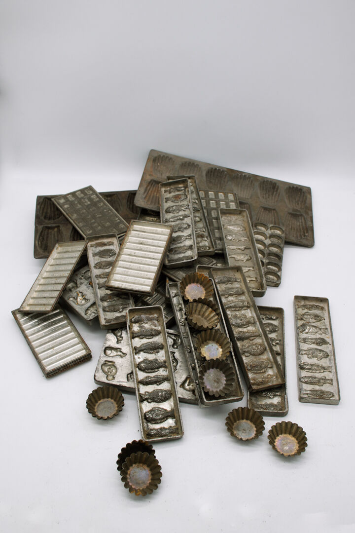 Lot de trente-huit moules chocolatier / patissier 1930