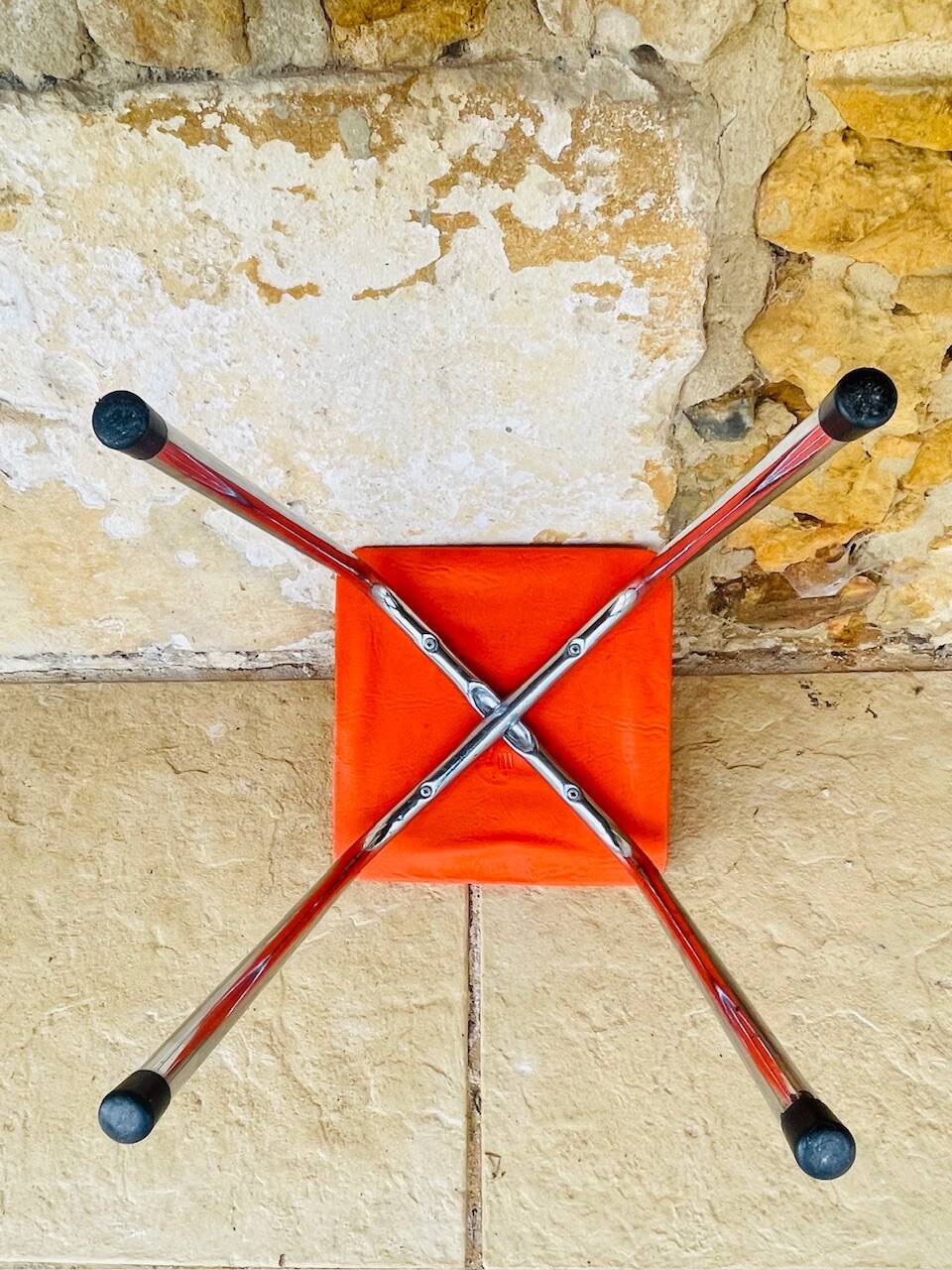 Tabouret vintage skaï orange et pieds chrome circa 70s